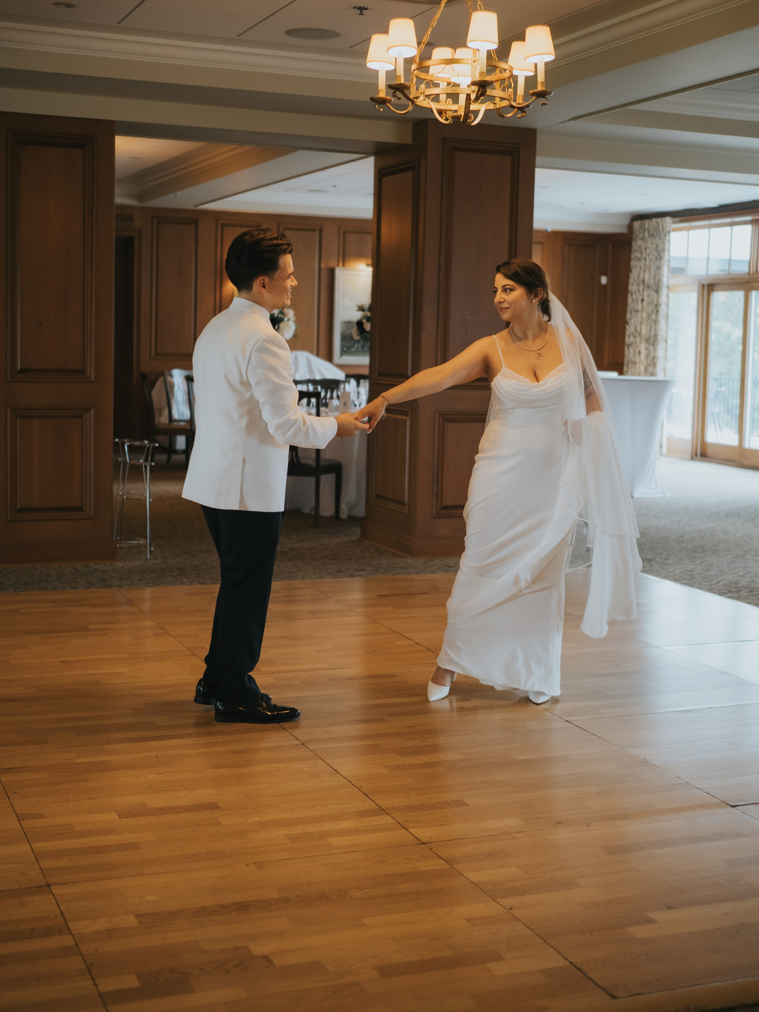 Wedding of Cassandra and Loïc in Beaconsfield, Montreal. Montreal Wedding Photographer — Muriel Oe Photo