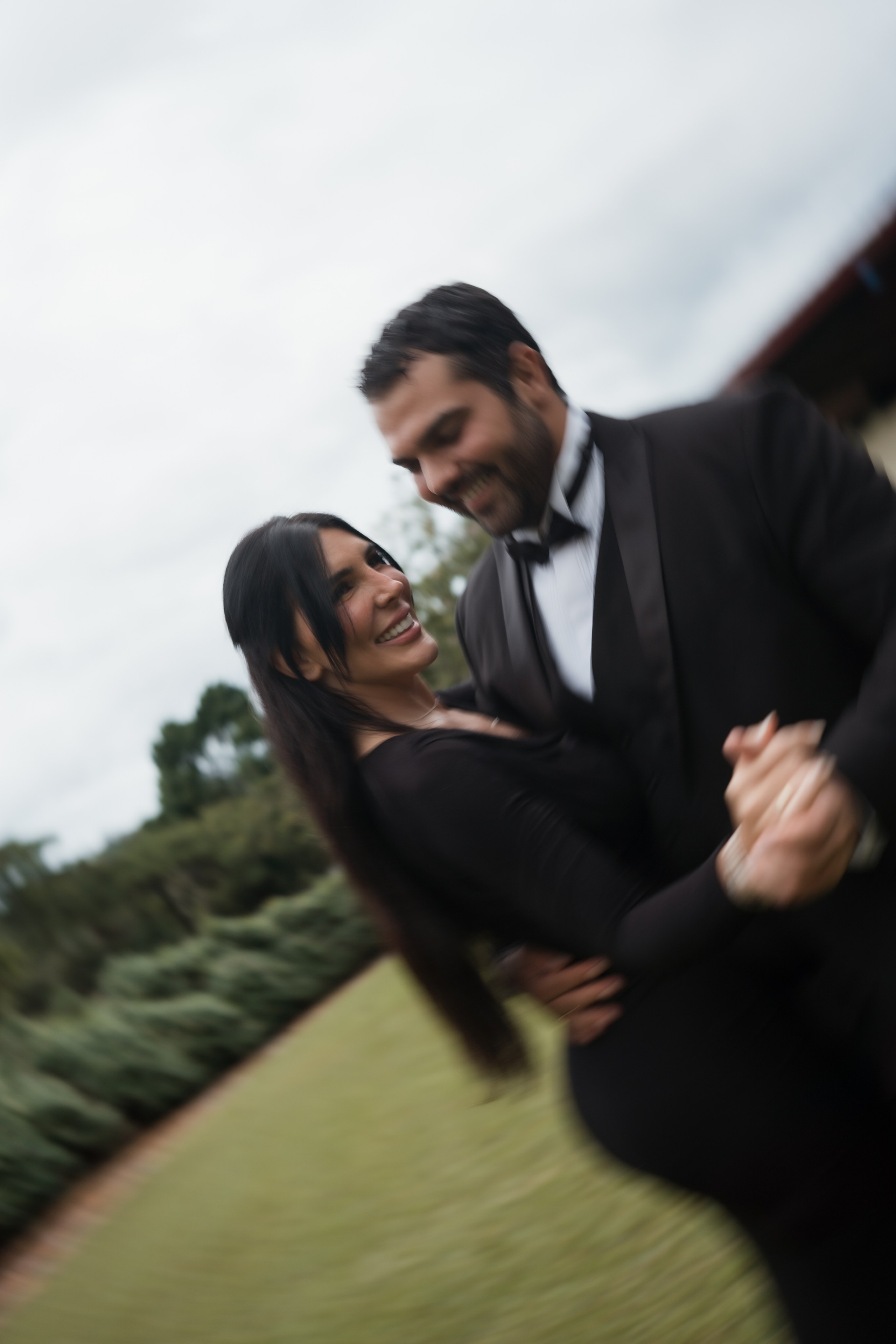 Pré-Wedding Sara e Rafael no Campo em Minas Gerais com Estética Editorial | Edu e Josi Fotografia