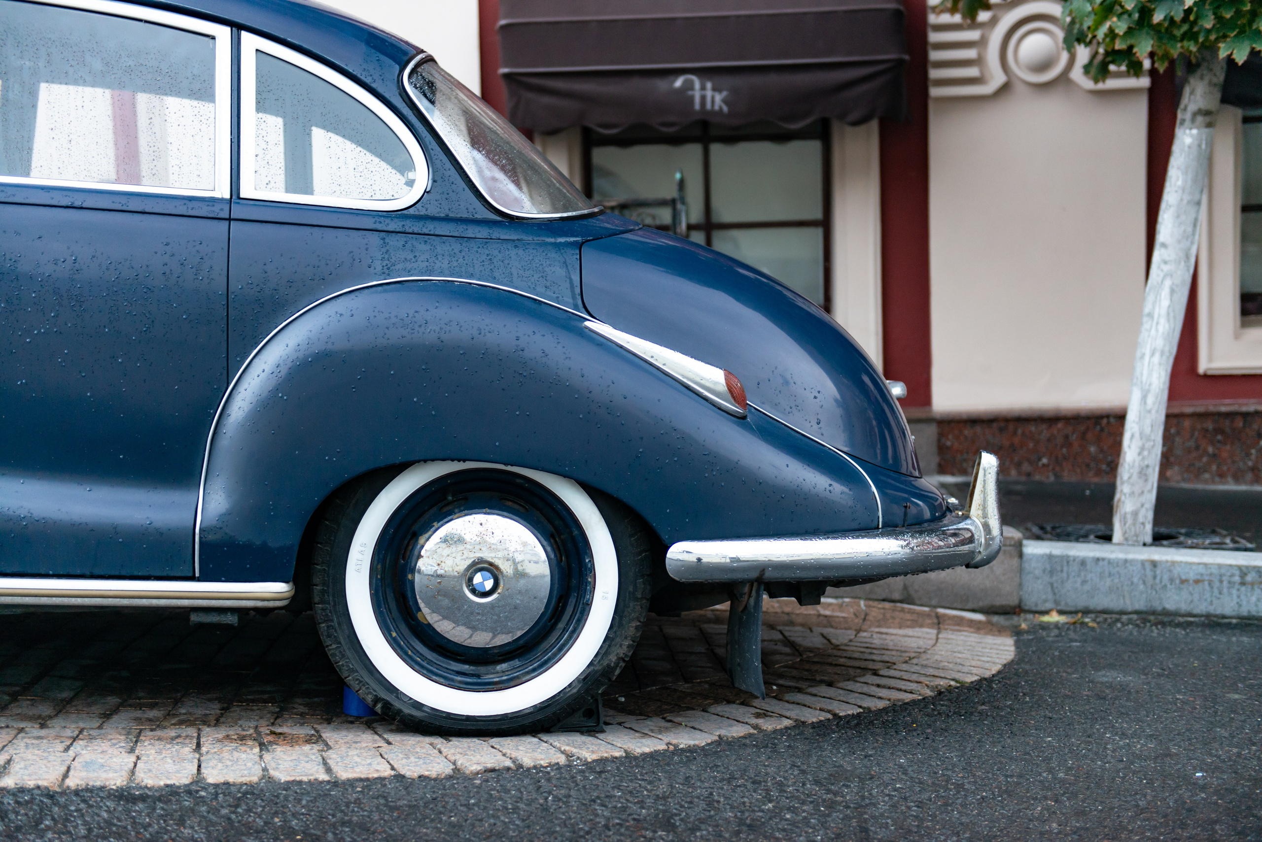 Красивая BMW 501 у ресторана Ноев Ковчег в Москве. PHOTOGRAPHER QUINTANA ROO