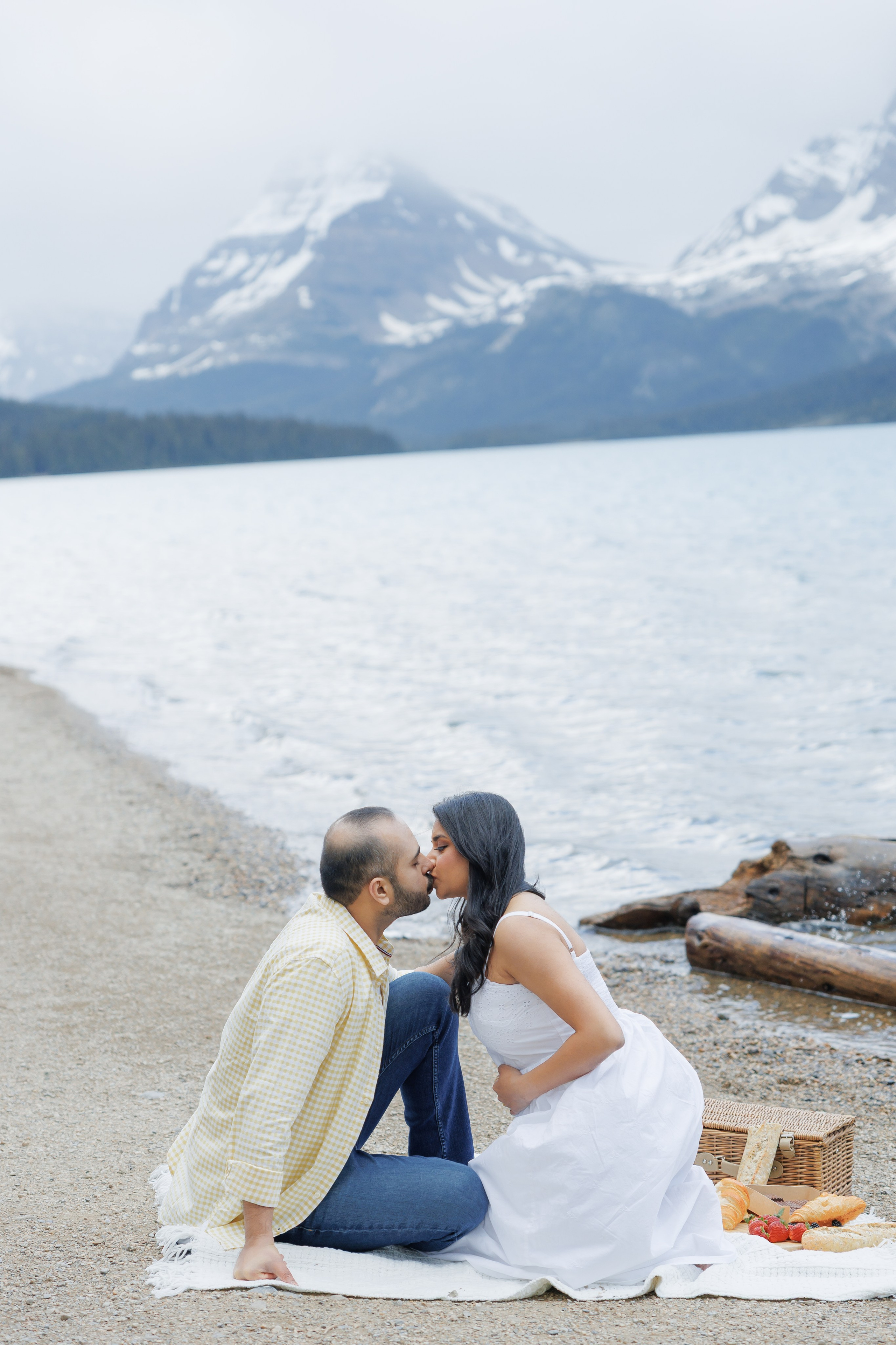 Mountain maternity shoot. Photographer Elvira Hryshchenko
