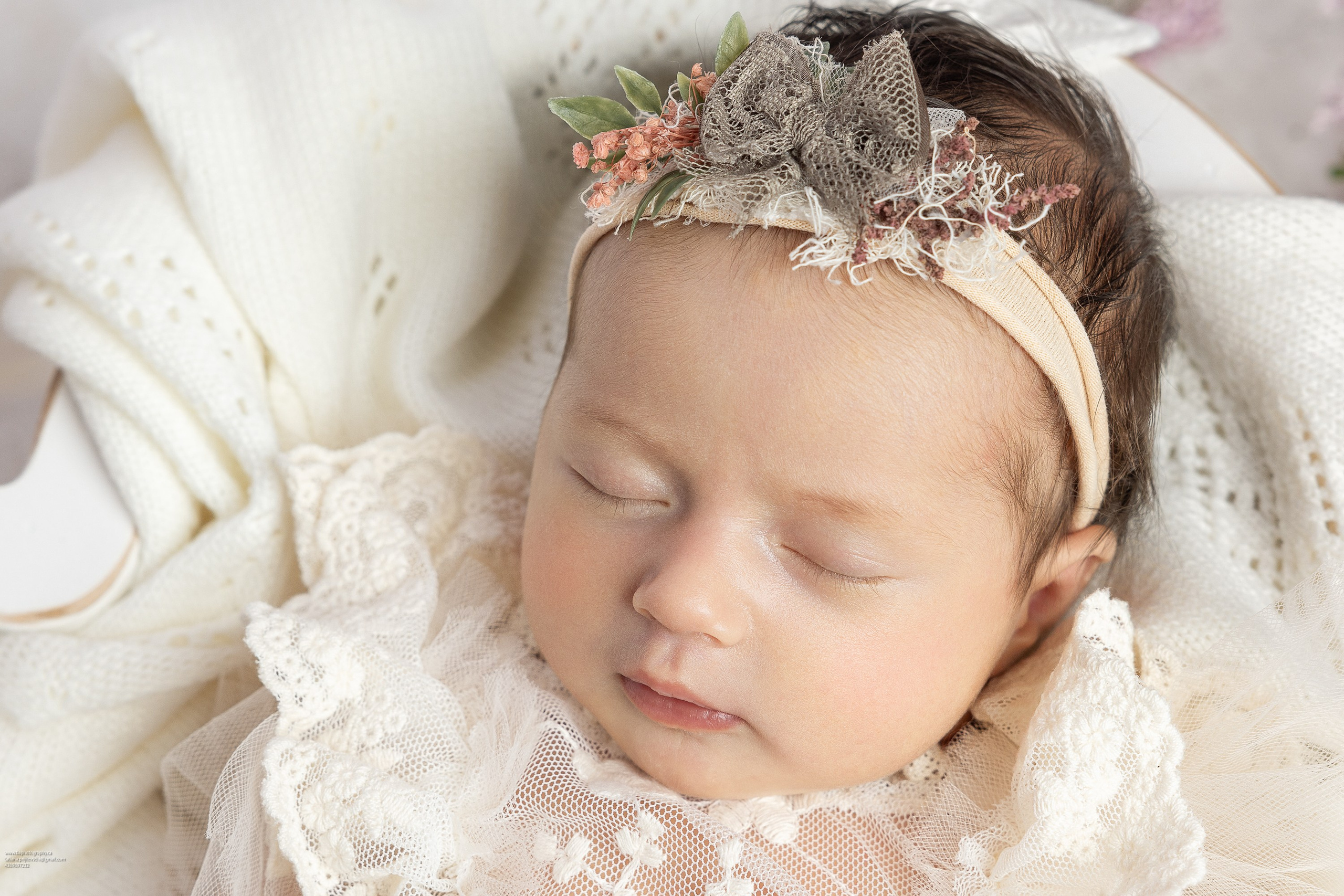 NEWBORN. Je suis photographe portraitiste et je réalise des portraits à toutes les étapes de votre vie! Bienvenue dans mon studio à Westmount, Qc