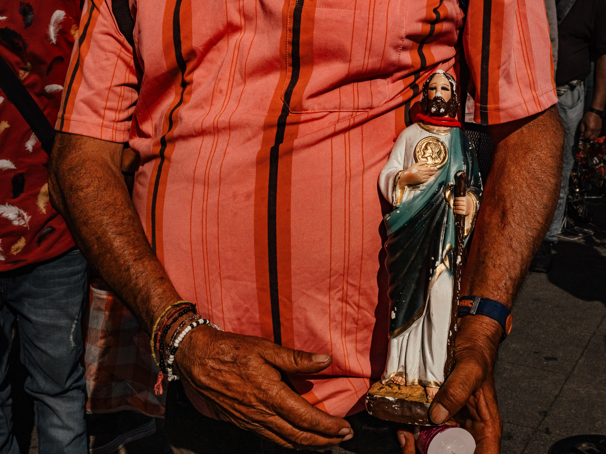 Celebración de San Judas Tadeo en la Iglesia de San Hipólito y San Casiano, Hidalgo, CDMX, México. Federico Borobio, fotografía callejera y documental.