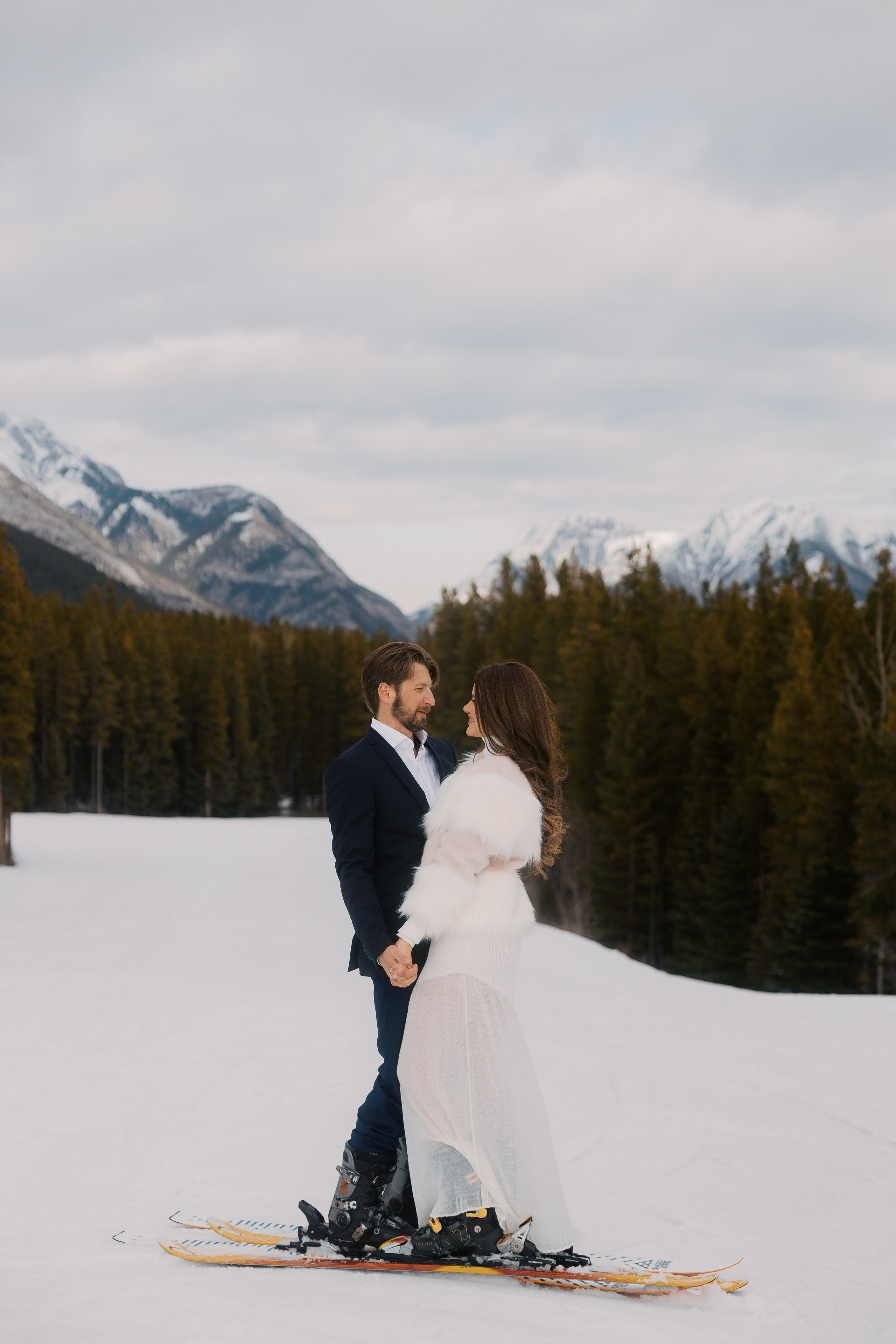Ski engagement session. Photographer Elvira Hryshchenko