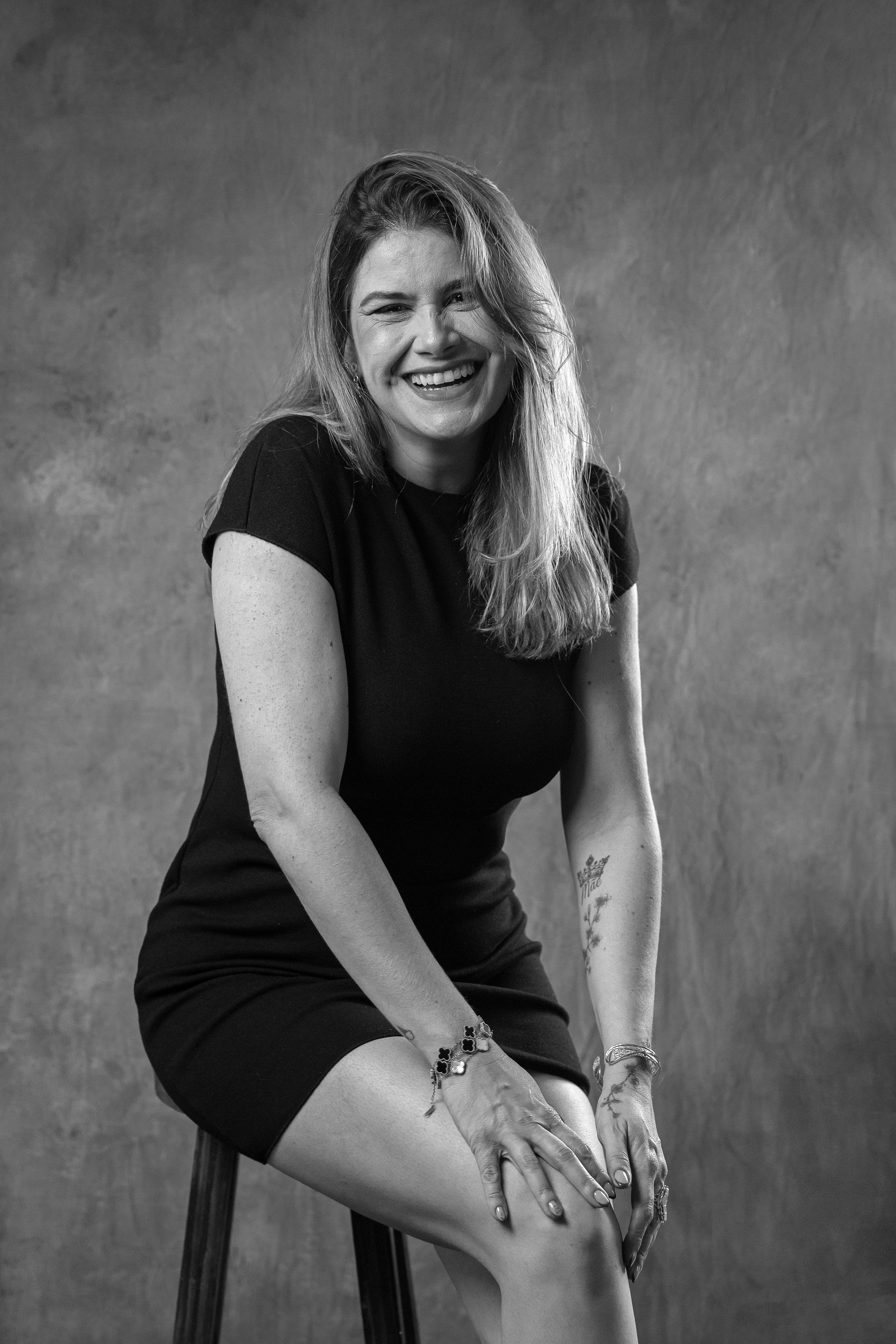Fotografia pessoal em estúdio em São Paulo para quem deseja se enxergar de uma nova forma. Retratos femininos que valorizam autoestima, personalidade e autenticidade.