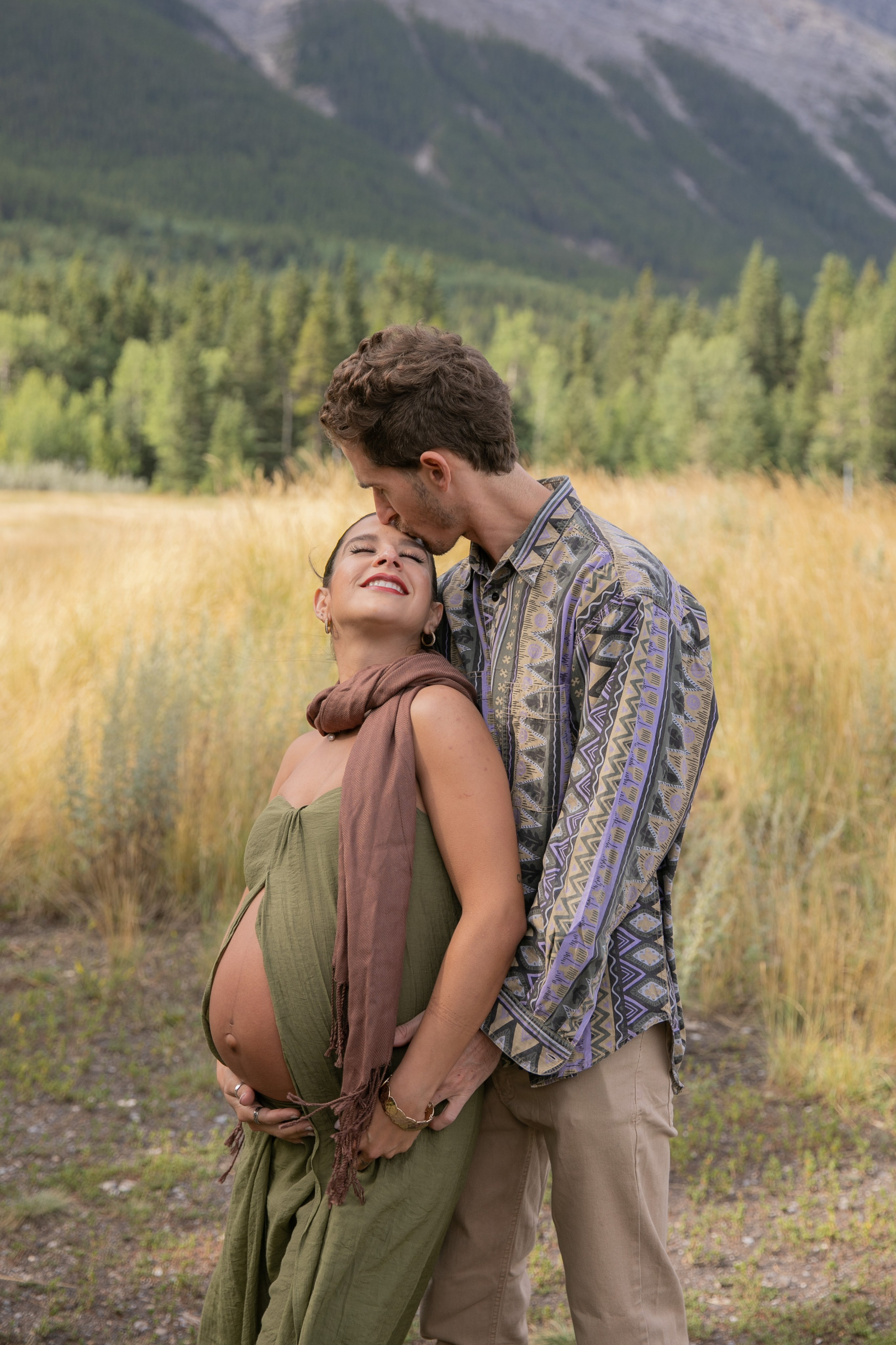 Maternity Photos — Canmore — Daniella. Fotografía accesible en Calgary