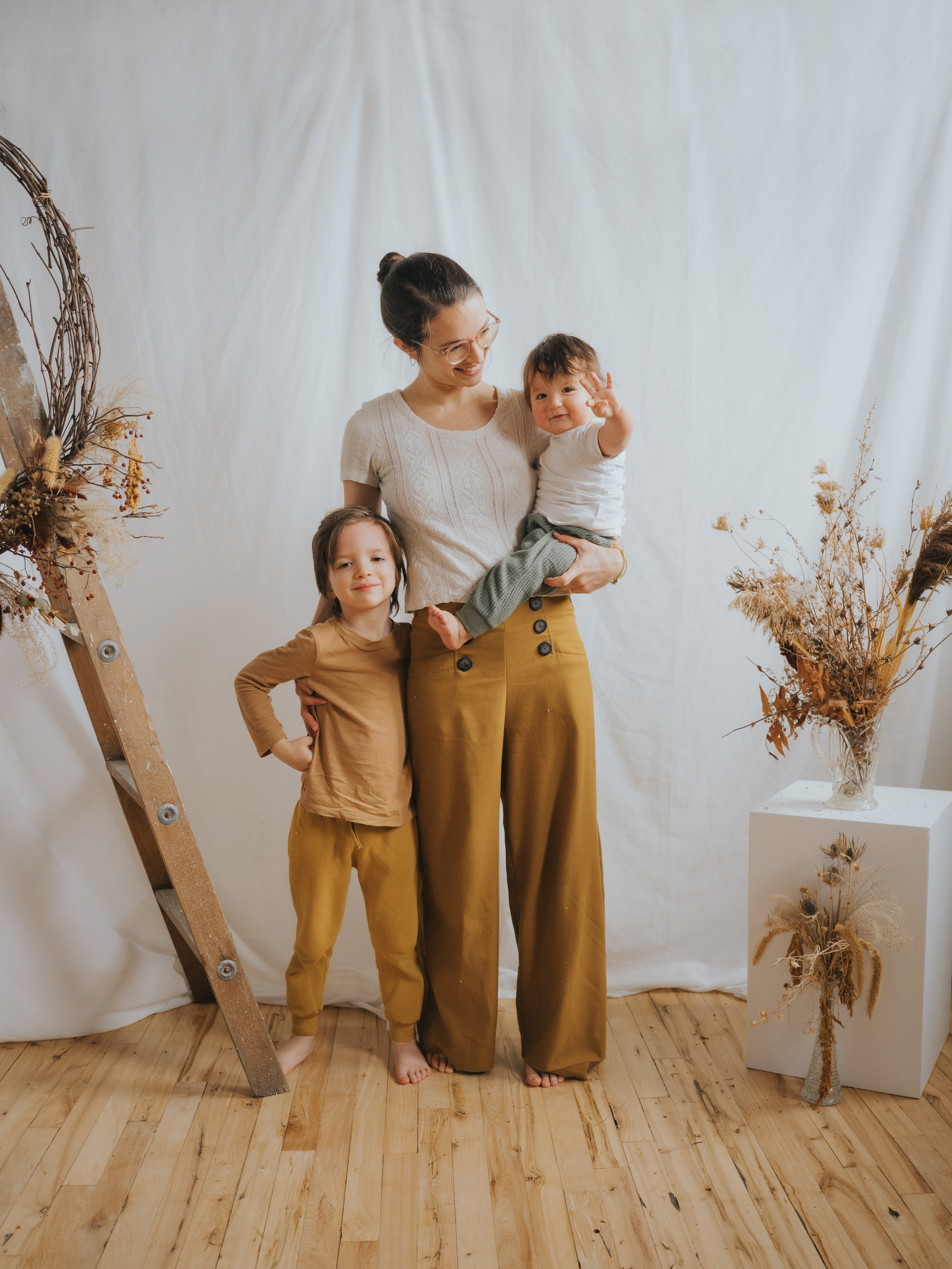 Bébé pointant vers l'appareil photo, séance en famille pour les mini-séances de la fête des mères dans un studio à Montréal.
