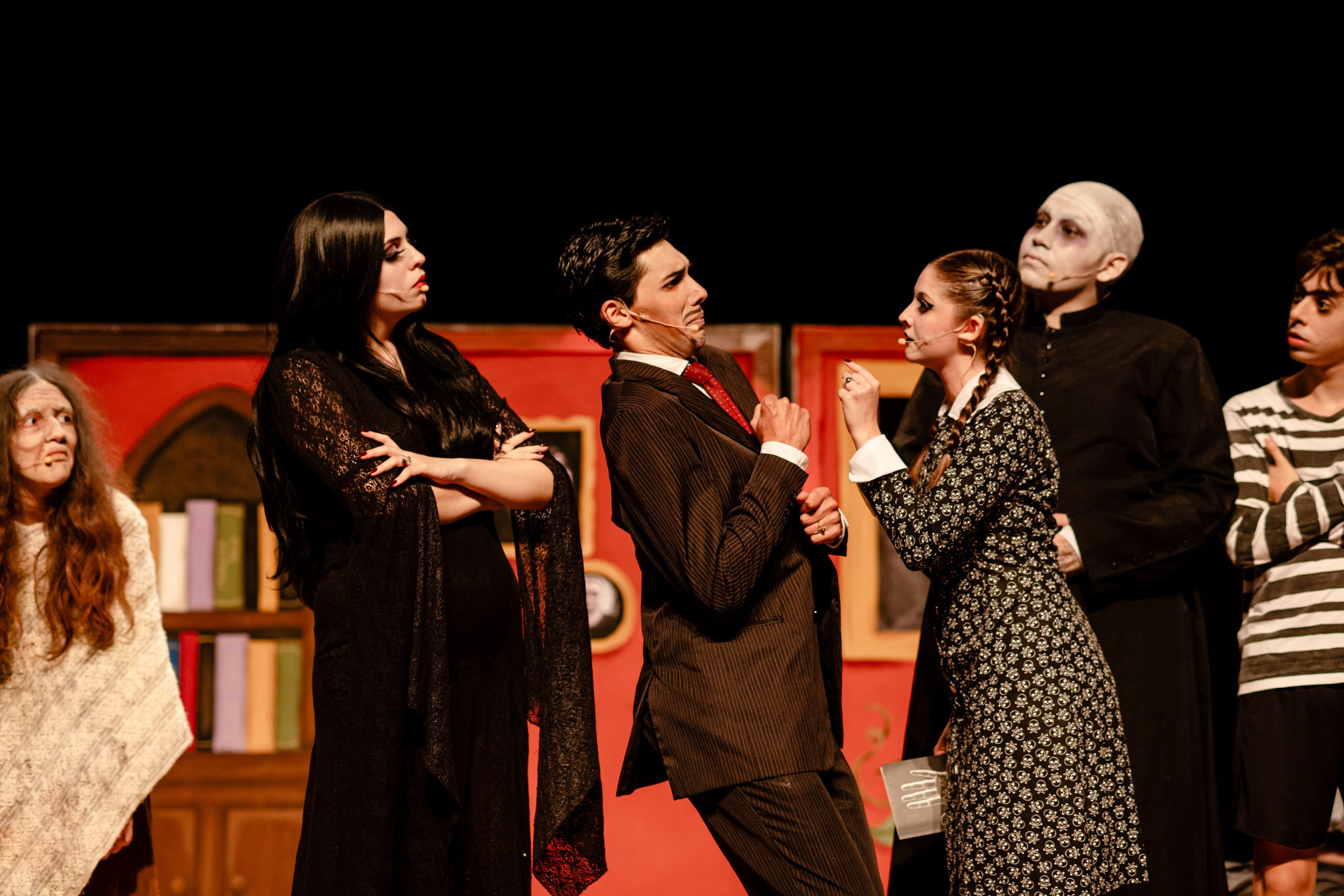Fotografia de espetáculo A Família Addams do grupo de Teatro Univali