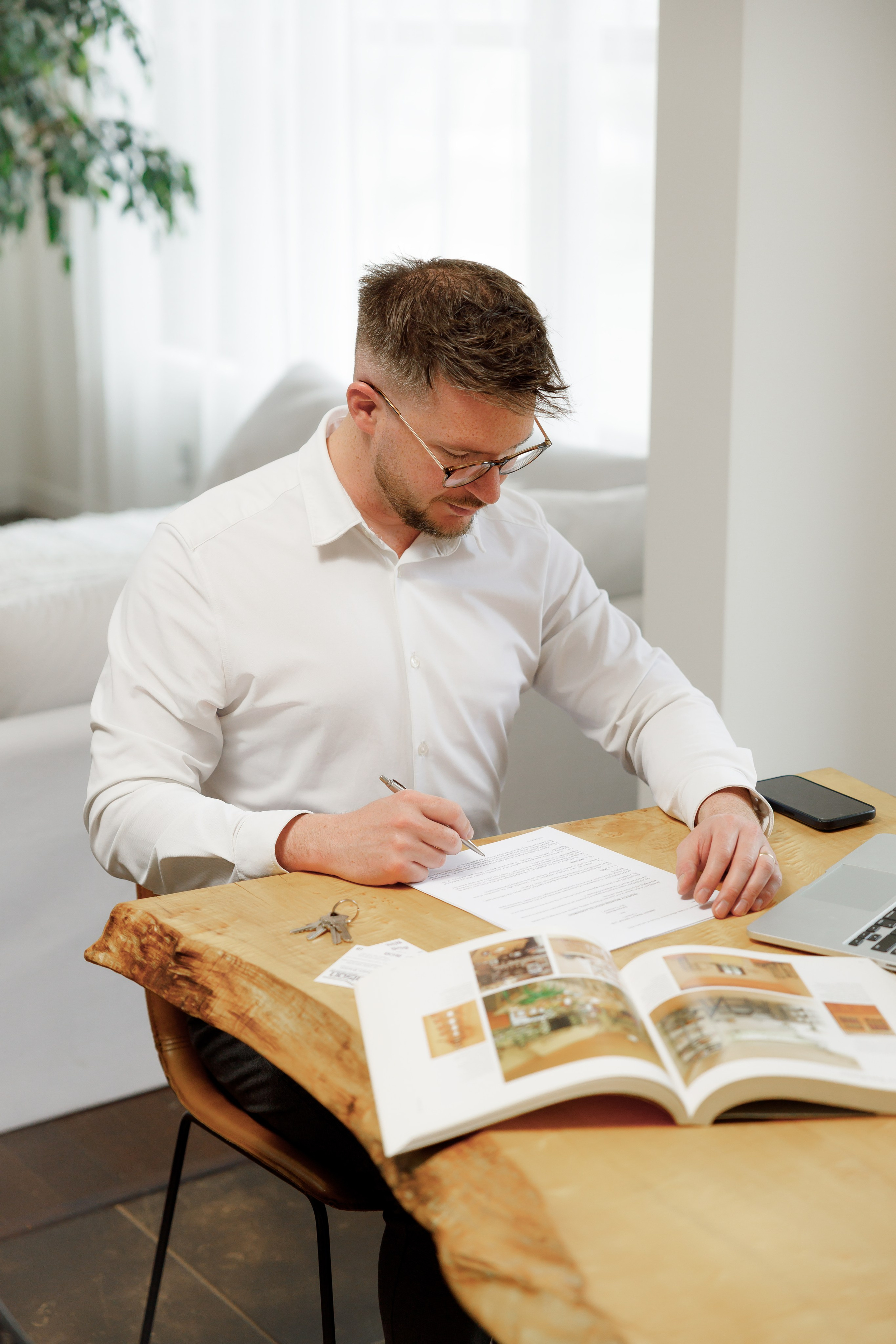 Real Estate Agent. Photographer Elvira Hryshchenko