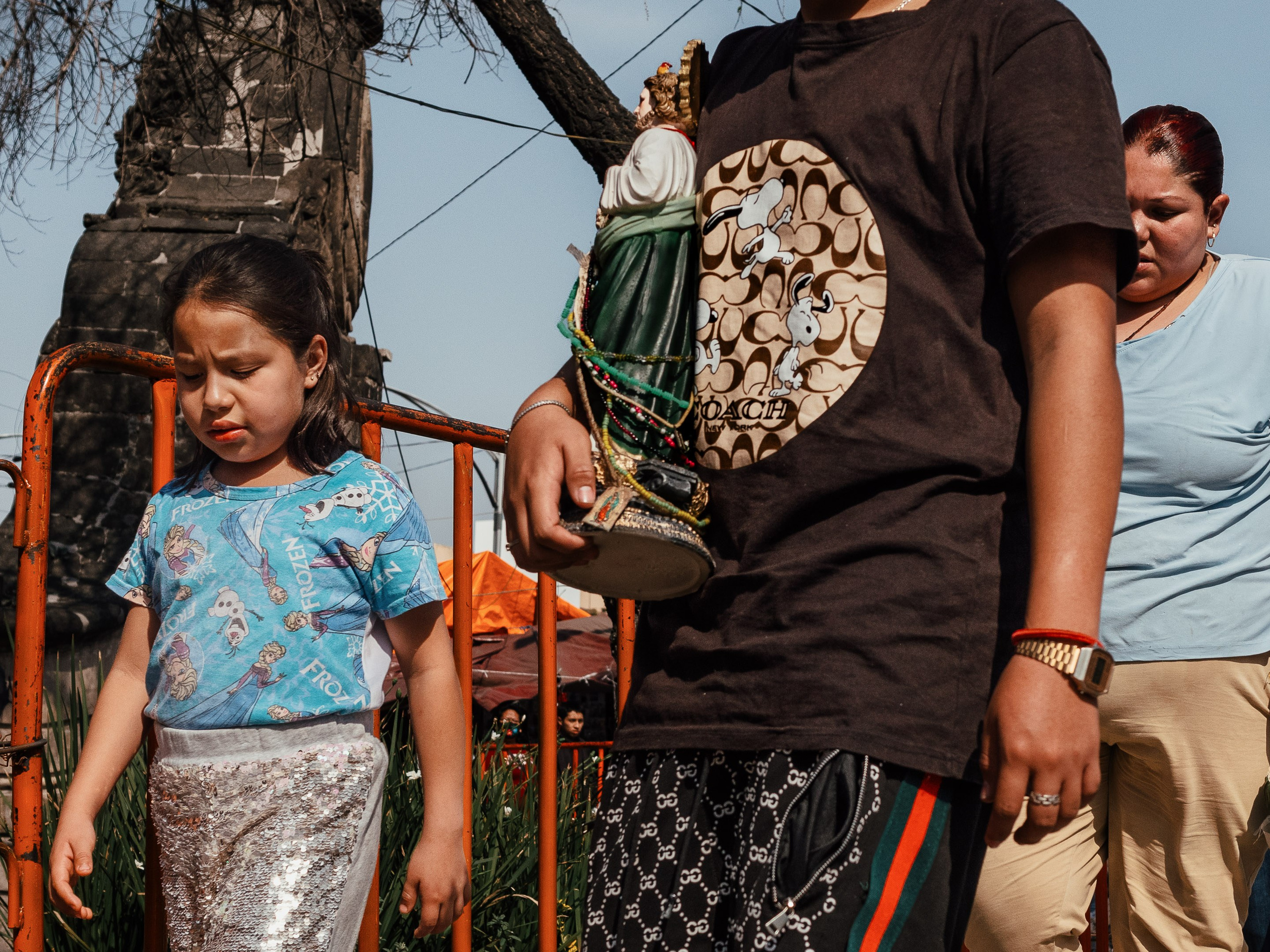 Celebración de San Judas Tadeo en la Iglesia de San Hipólito y San Casiano, Hidalgo, CDMX, México. Federico Borobio, fotografía callejera y documental.
