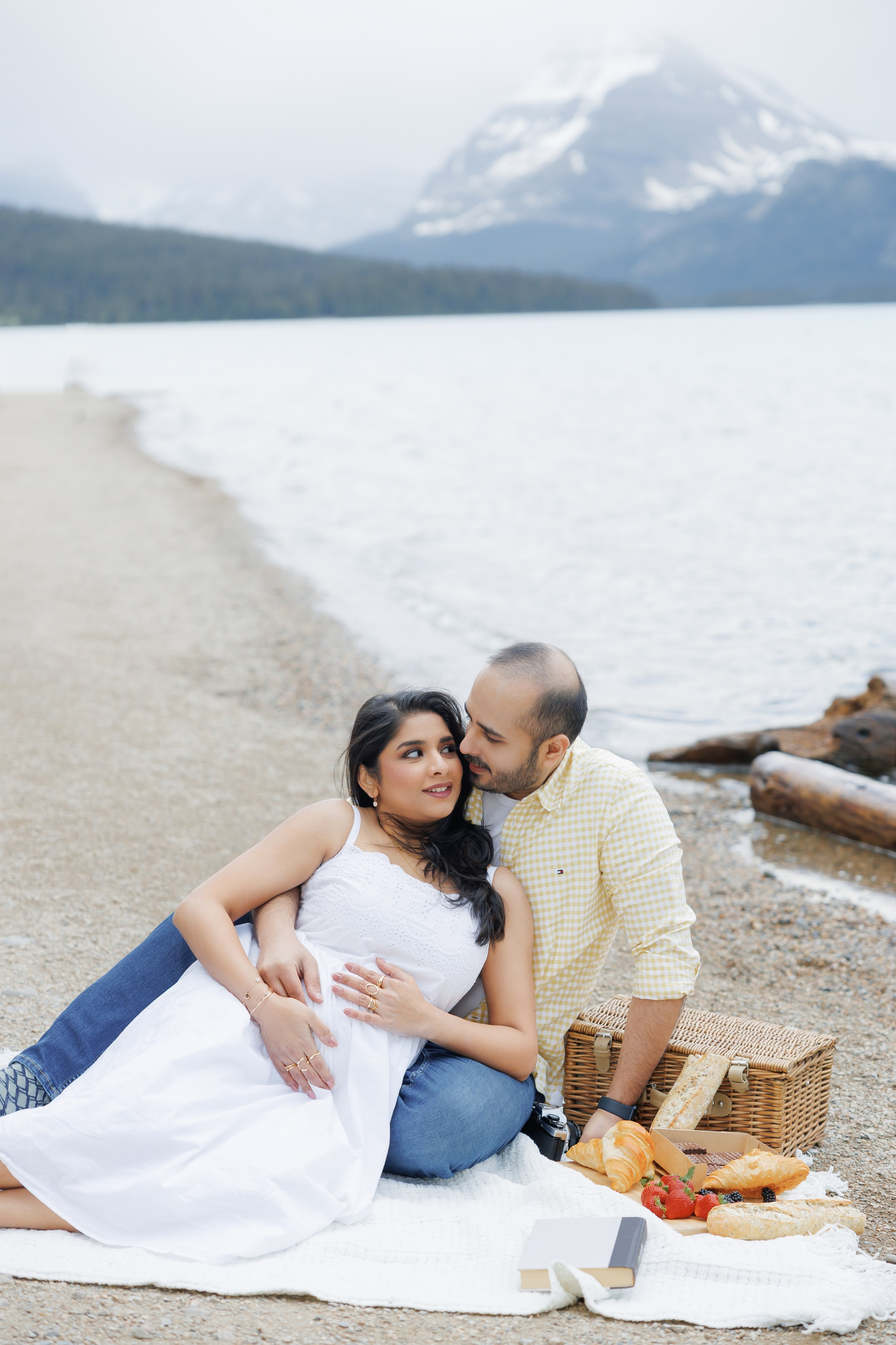 Mountain maternity shoot. Photographer Elvira Hryshchenko