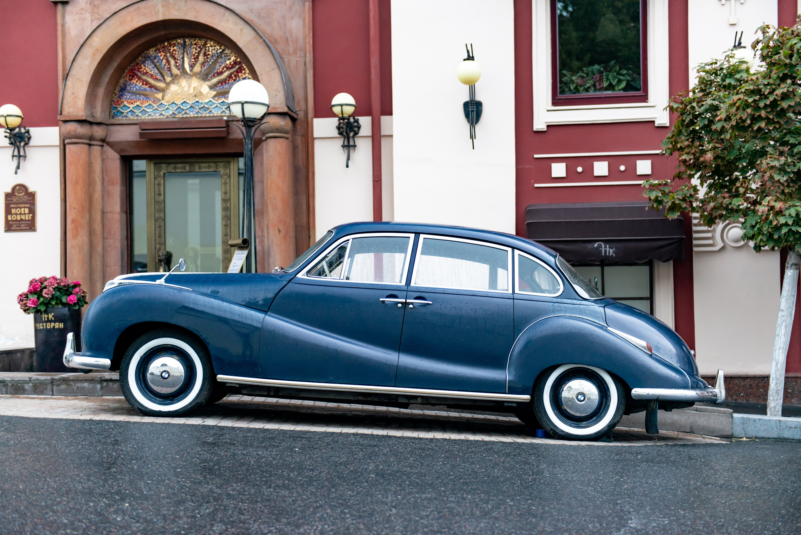 Красивая BMW 501 у ресторана Ноев Ковчег в Москве. PHOTOGRAPHER QUINTANA ROO