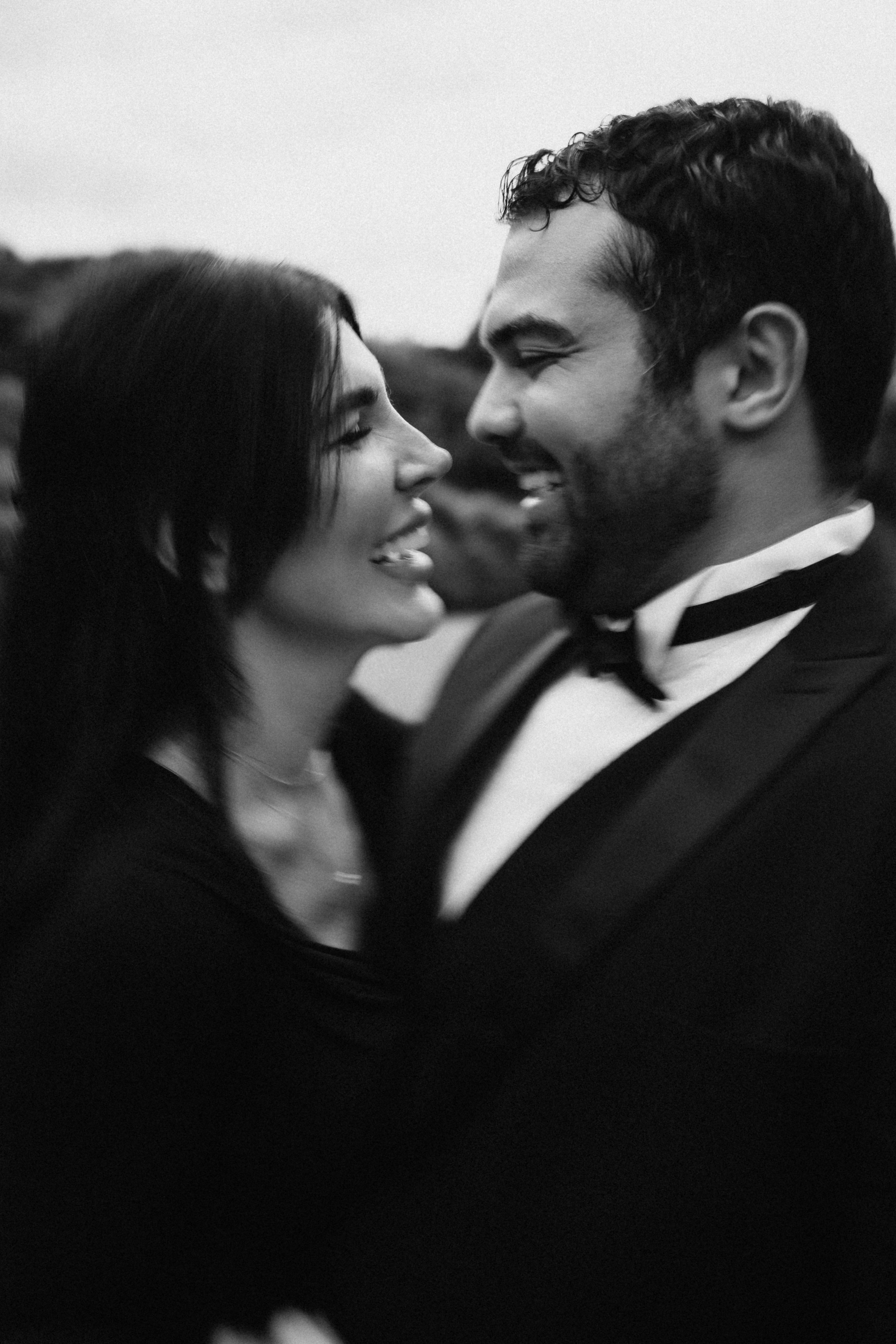 Pré-Wedding Sara e Rafael no Campo em Minas Gerais com Estética Editorial | Edu e Josi Fotografia