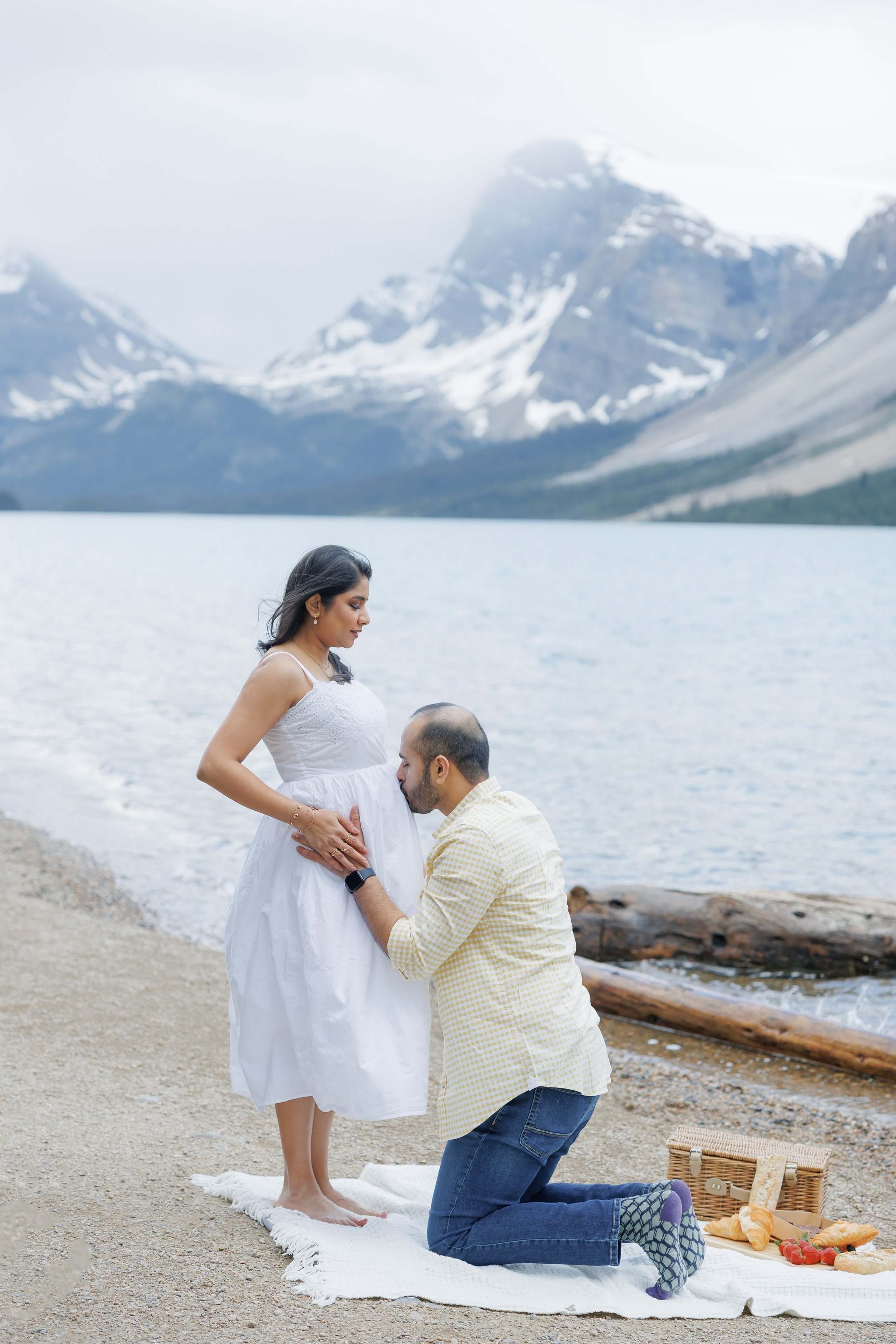 Mountain maternity shoot. Photographer Elvira Hryshchenko