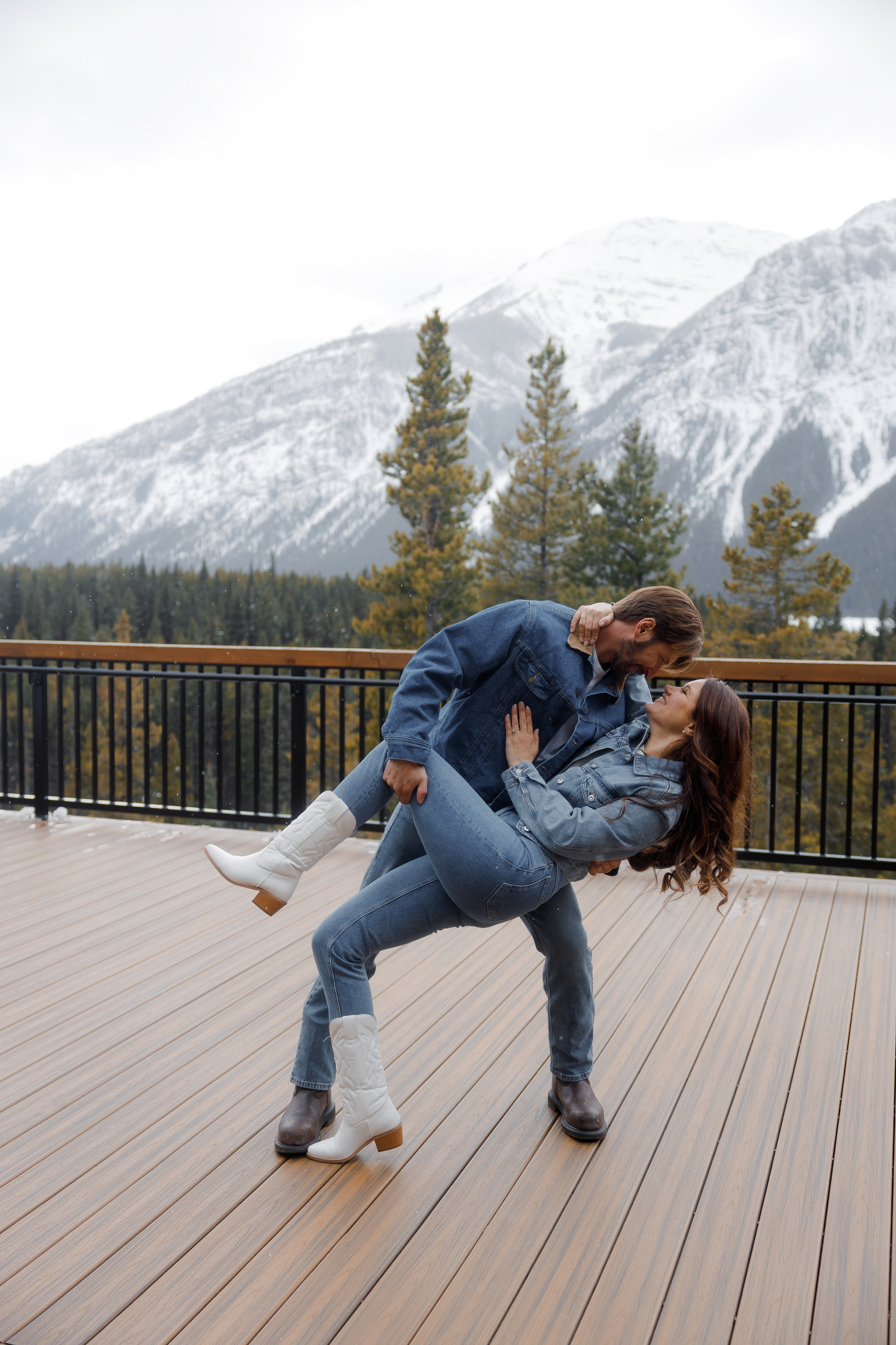 Ski engagement session. Photographer Elvira Hryshchenko