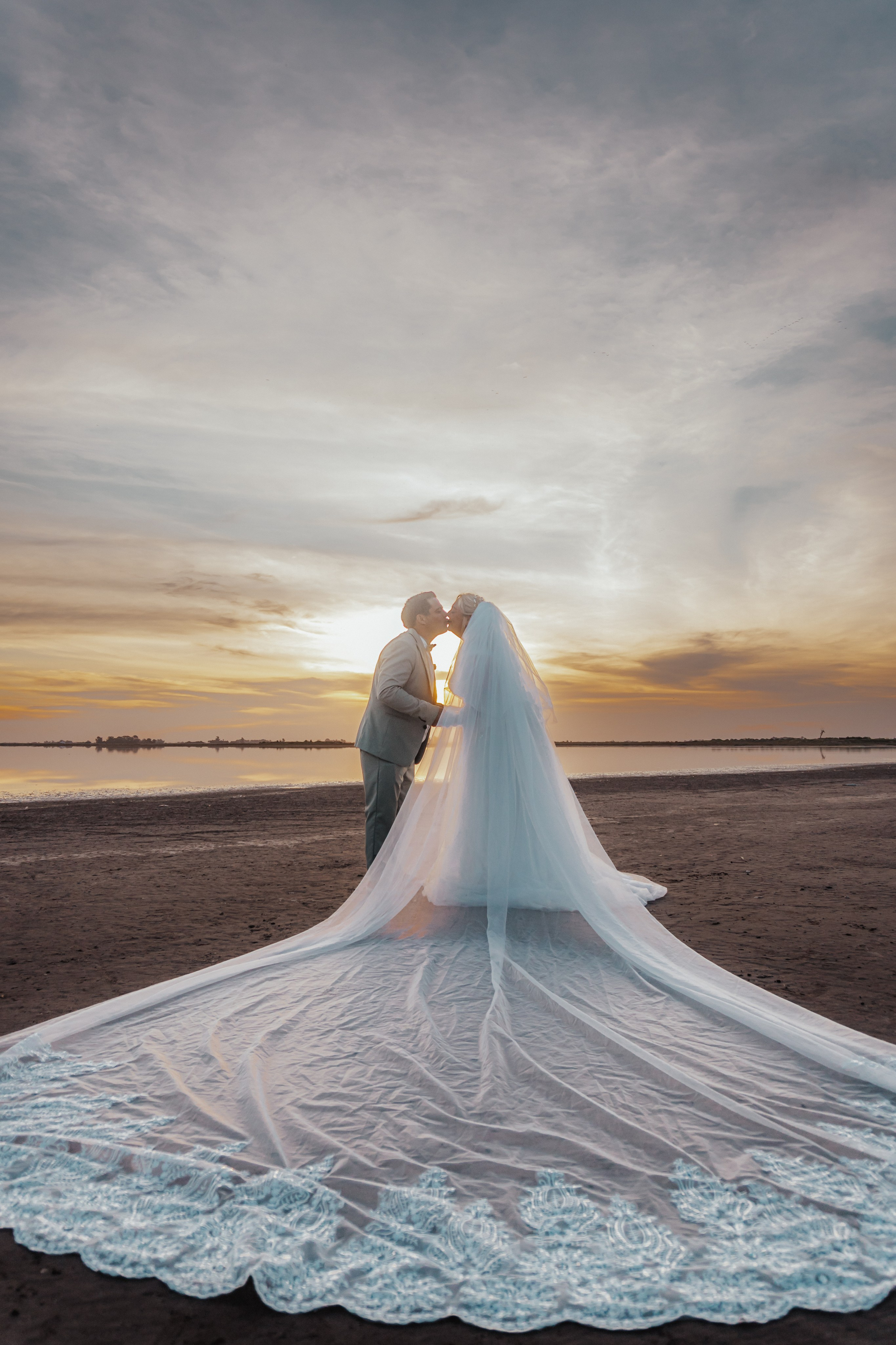 sesion-trash-the-dress-novios-atardecer