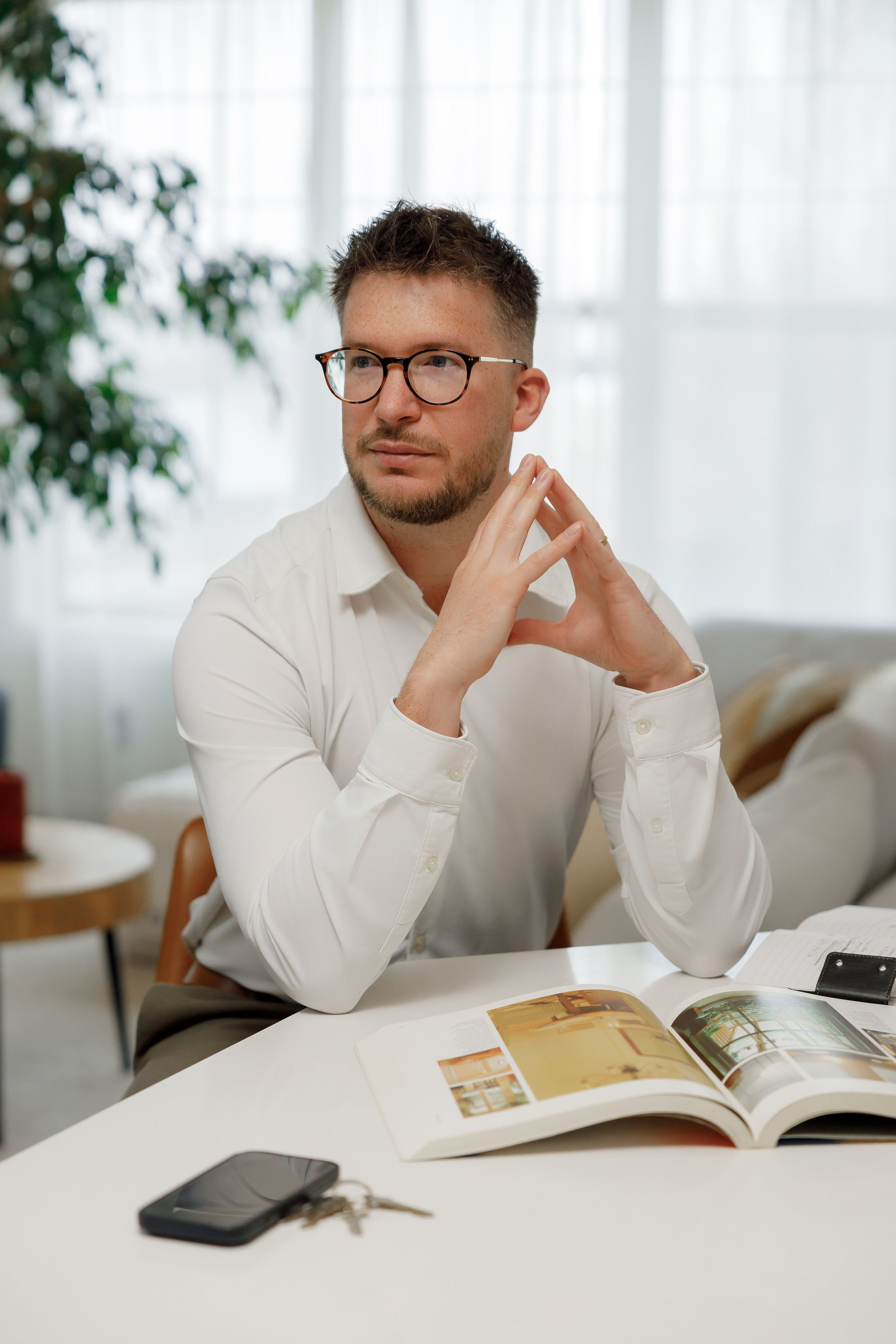 Real Estate Agent. Photographer Elvira Hryshchenko