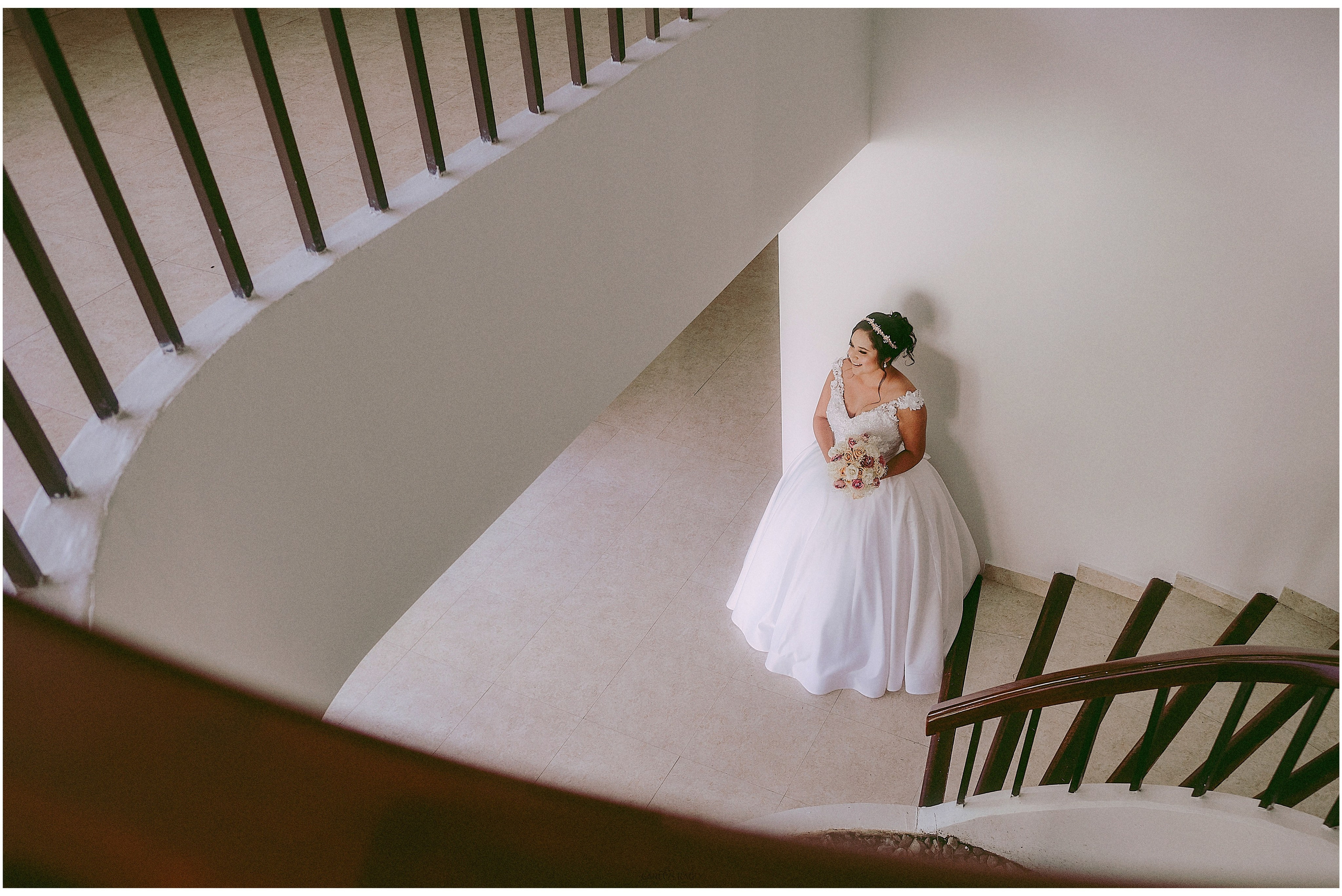 Novios con familia en fotografía grupal de boda — Carlos RaGo