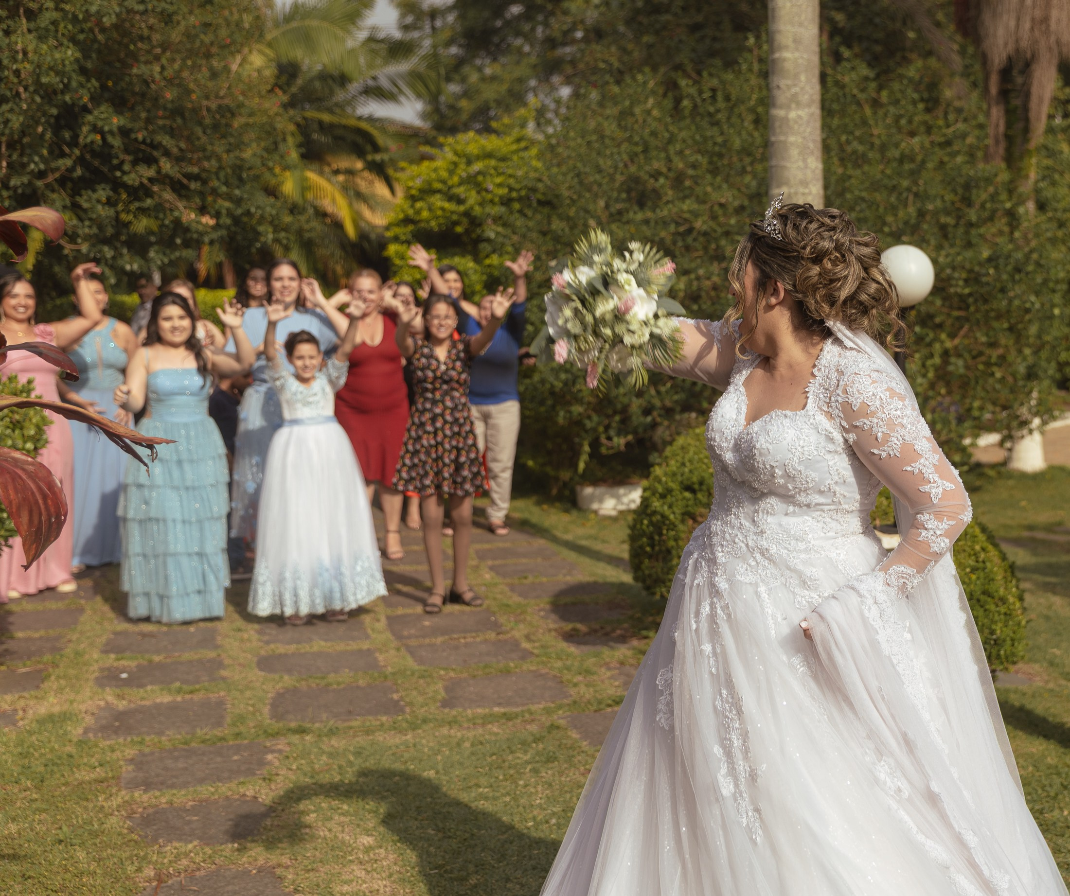Ensaio e fotografia de casamento em São Paulo com registros naturais e emocionantes. Cada detalhe, abraço e olhar se transforma em uma lembrança especial do grande dia.