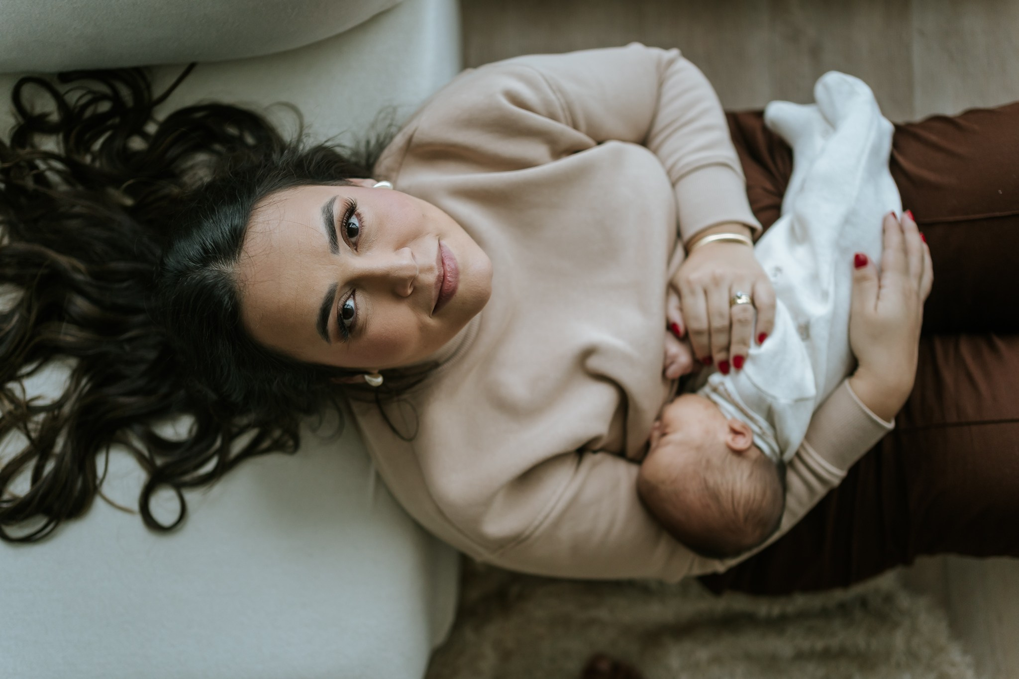 Acompanhamento. Filmes e fotos de parto e família com estética cinematográfica