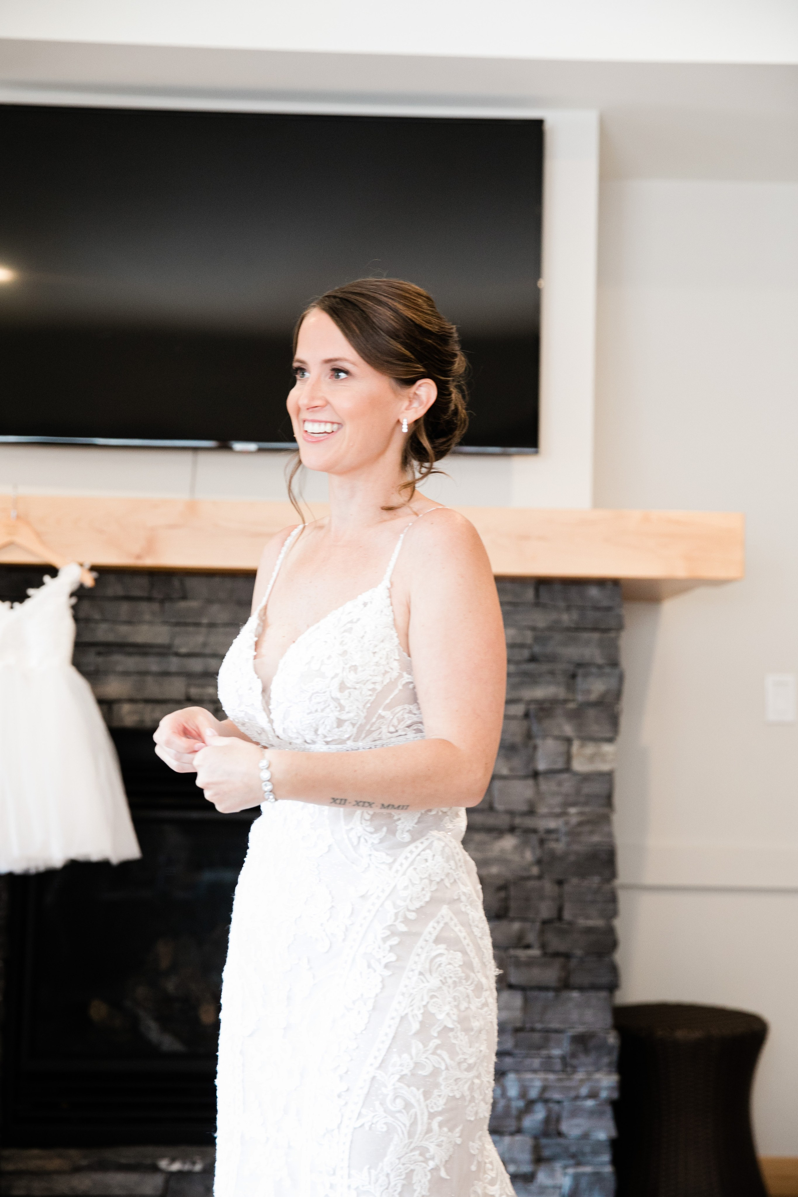 Kayla Hagen — Getting Ready Photos. Fotografía accesible en Calgary
