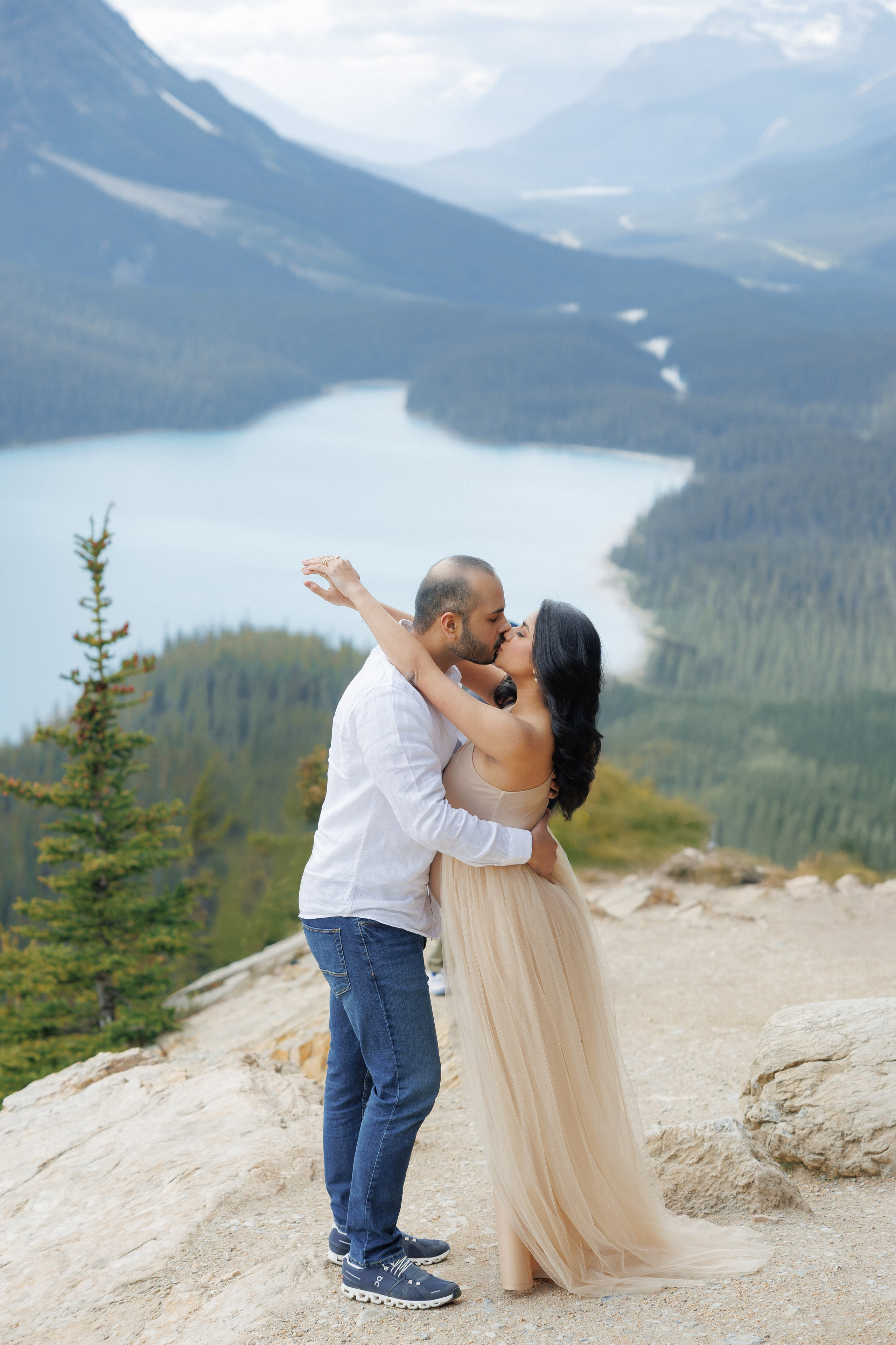 Mountain maternity shoot. Photographer Elvira Hryshchenko