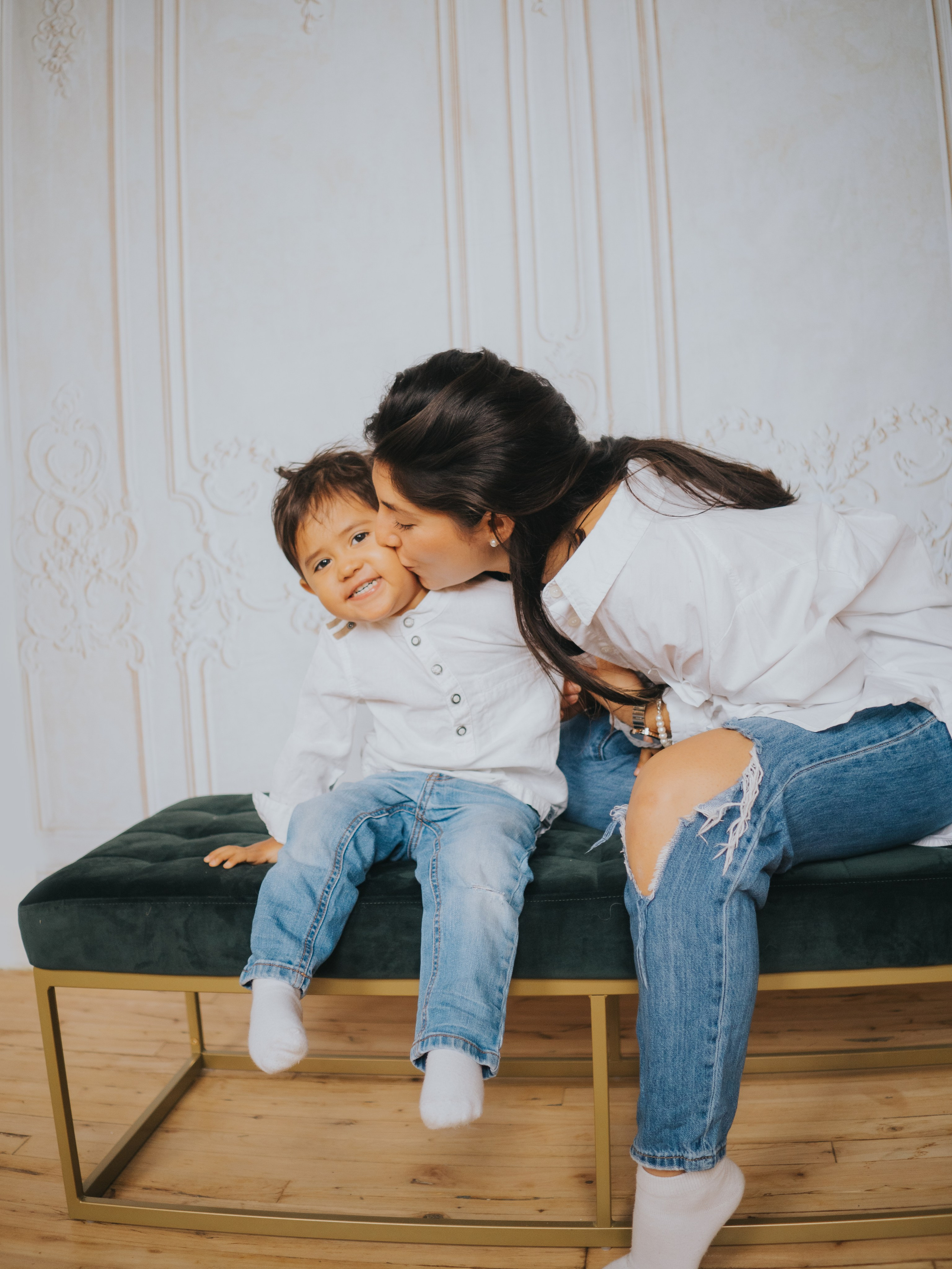 La mère donne un bisou à son fils.
