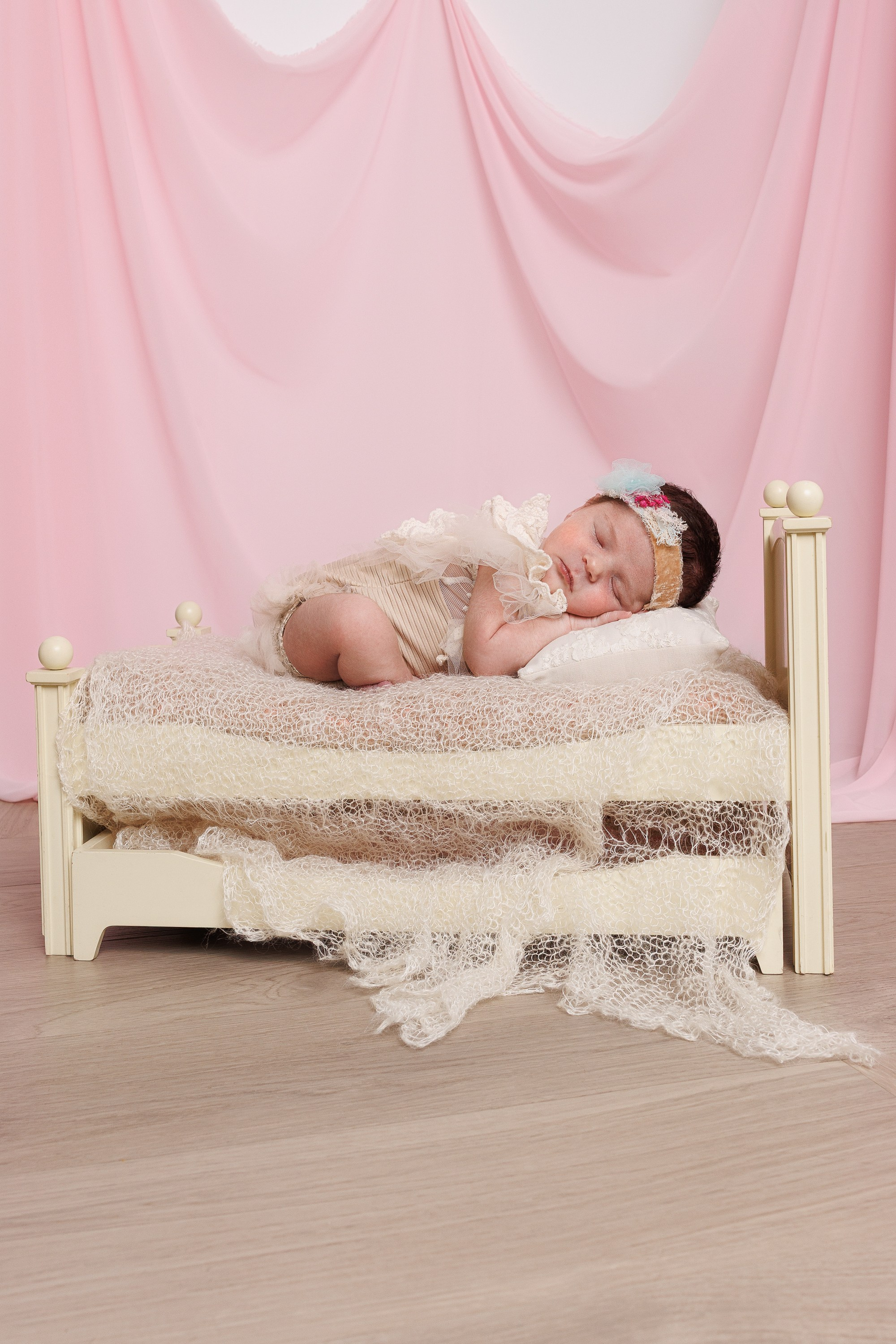 NEWBORN. Je suis photographe portraitiste et je réalise des portraits à toutes les étapes de votre vie! Bienvenue dans mon studio à Westmount, Qc