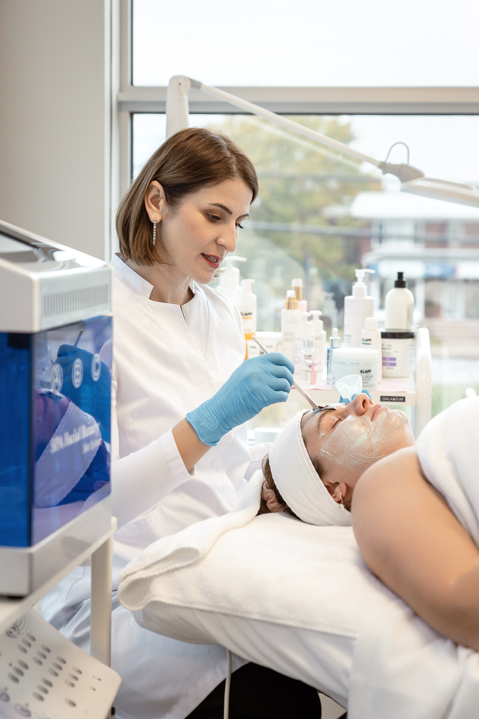 Violeta Sili, Esthéticienne/Beautician. Je suis photographe portraitiste et je réalise des portraits à toutes les étapes de votre vie! Bienvenue dans mon studio à Westmount, Qc