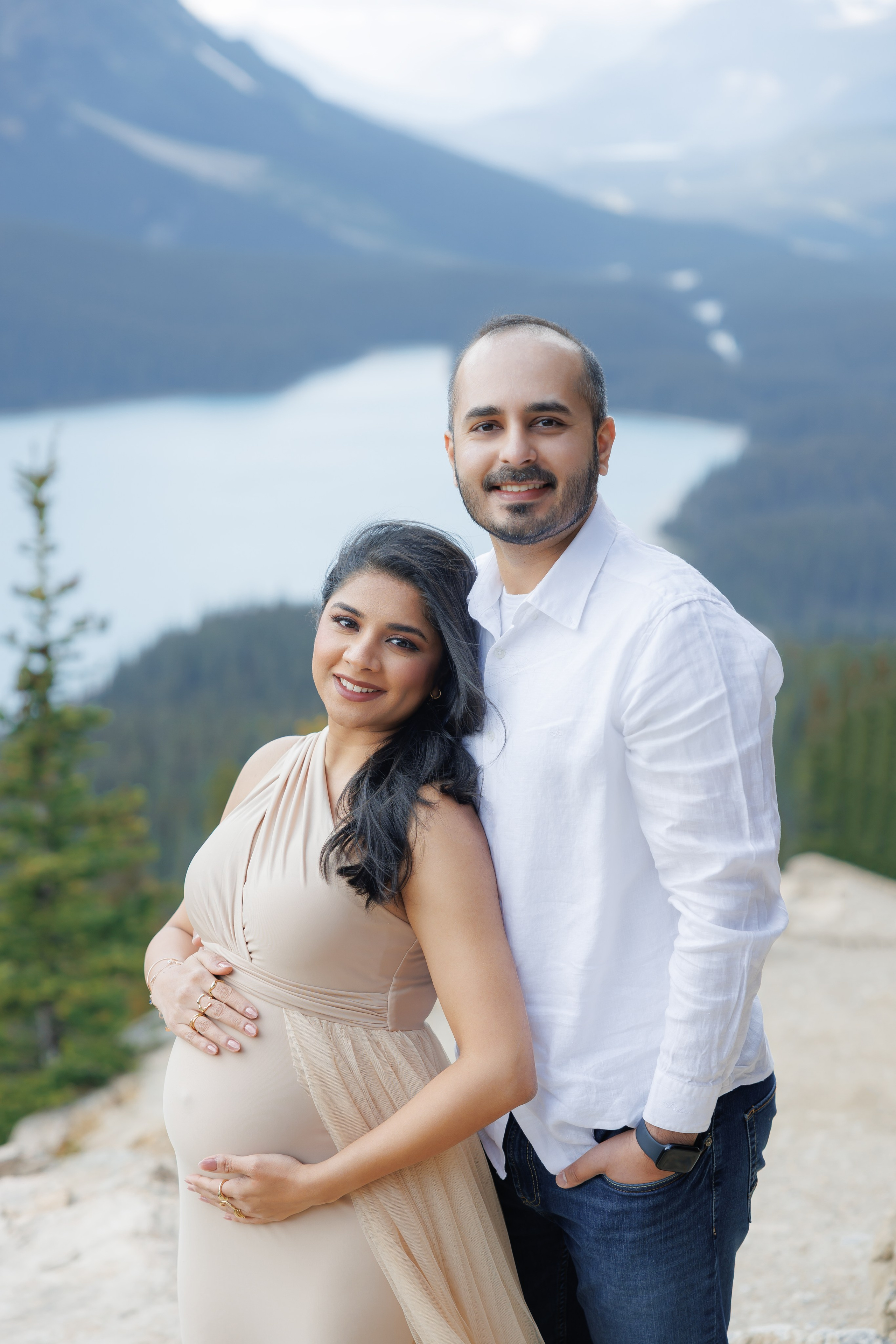 Mountain maternity shoot. Photographer Elvira Hryshchenko