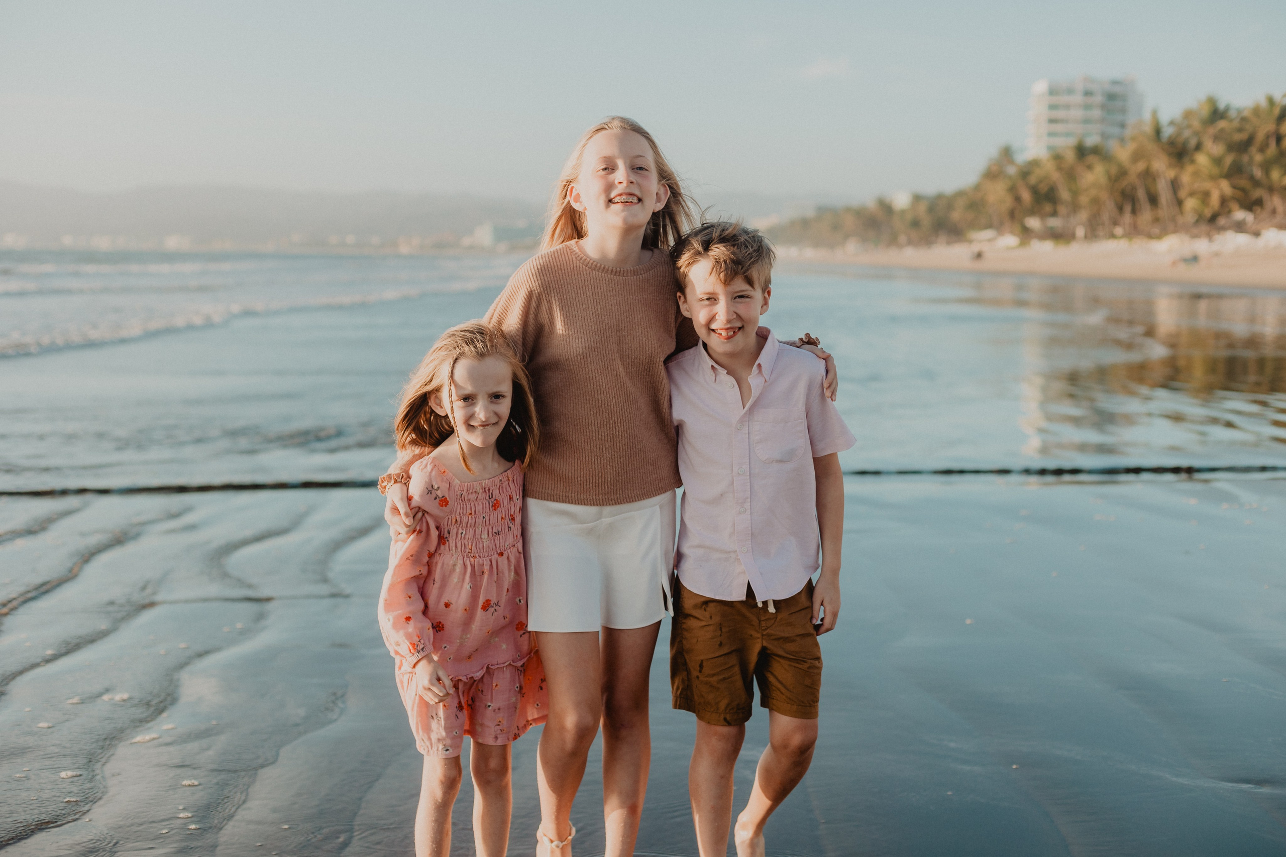 Laughter, Sand, and Sea: A Family Session in Nuevo Vallarta. Fotógrafo de Bodas en Puerto Vallarta y Riviera Nayarit | VL photo & film