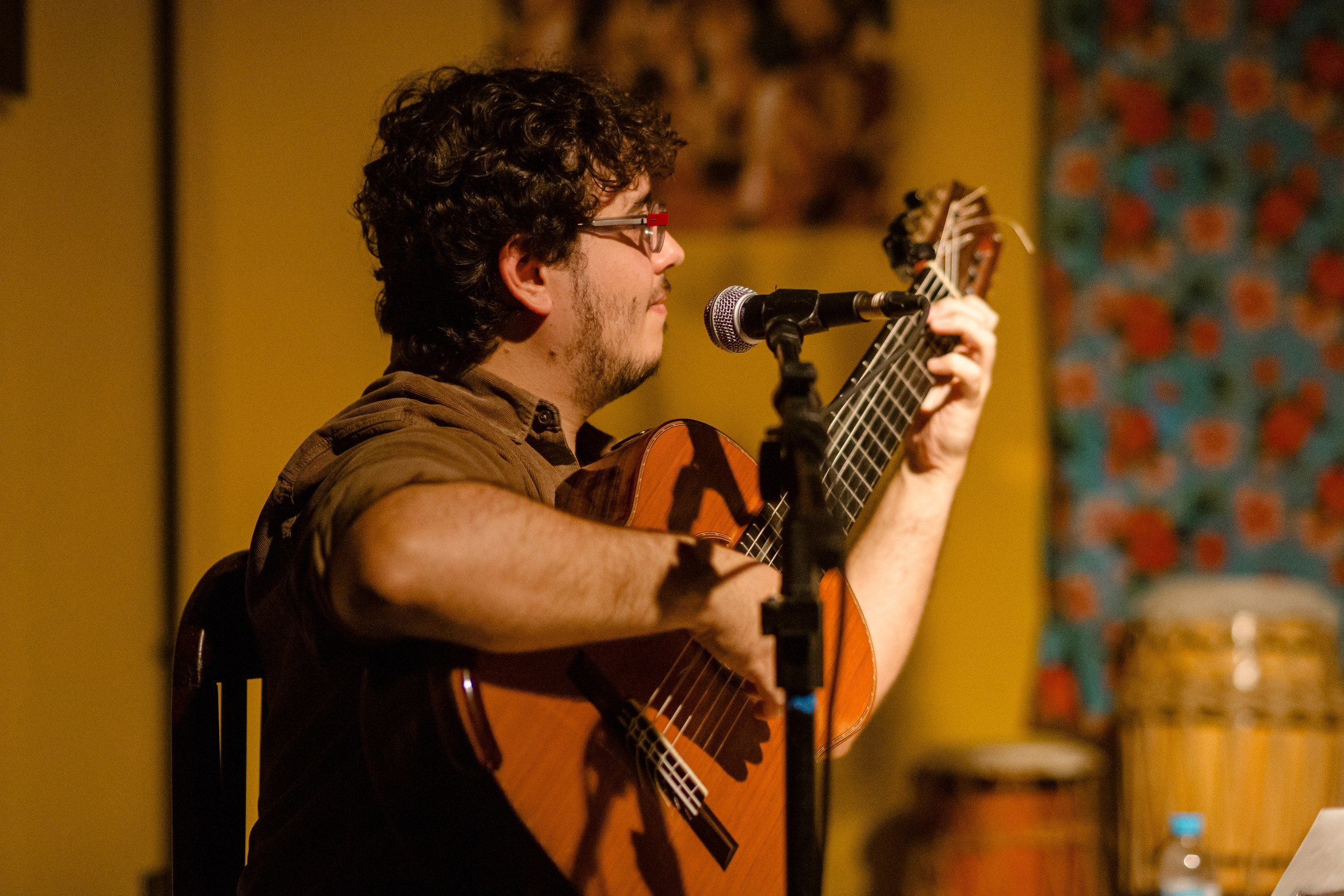 Fotógrafo de show em Balneário Camboriú; músico tocando violão clássico com foco no instrumento durante apresentação no bairro da Barra para a divulgação do álbum "Água Brasileira".