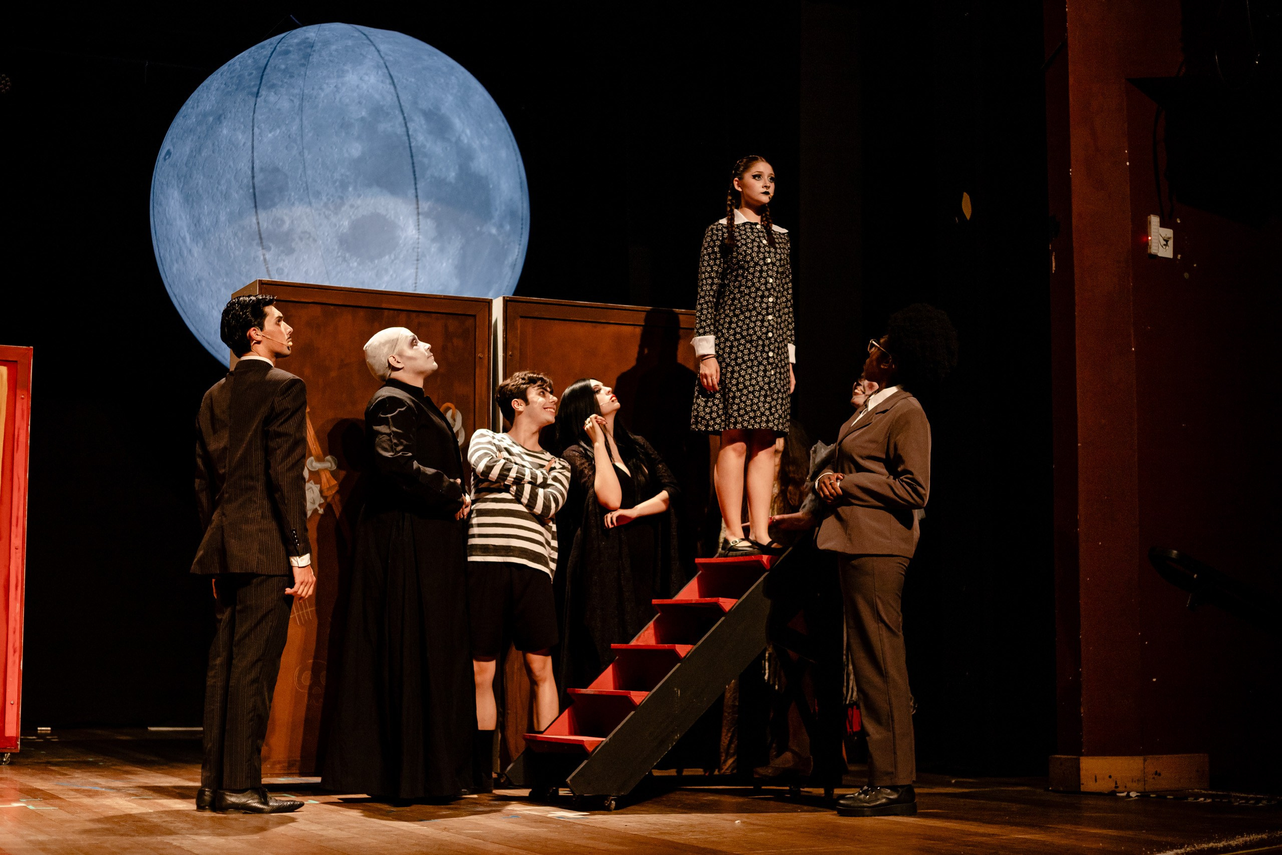 Fotografia de espetáculo A Família Addams do grupo de Teatro Univali