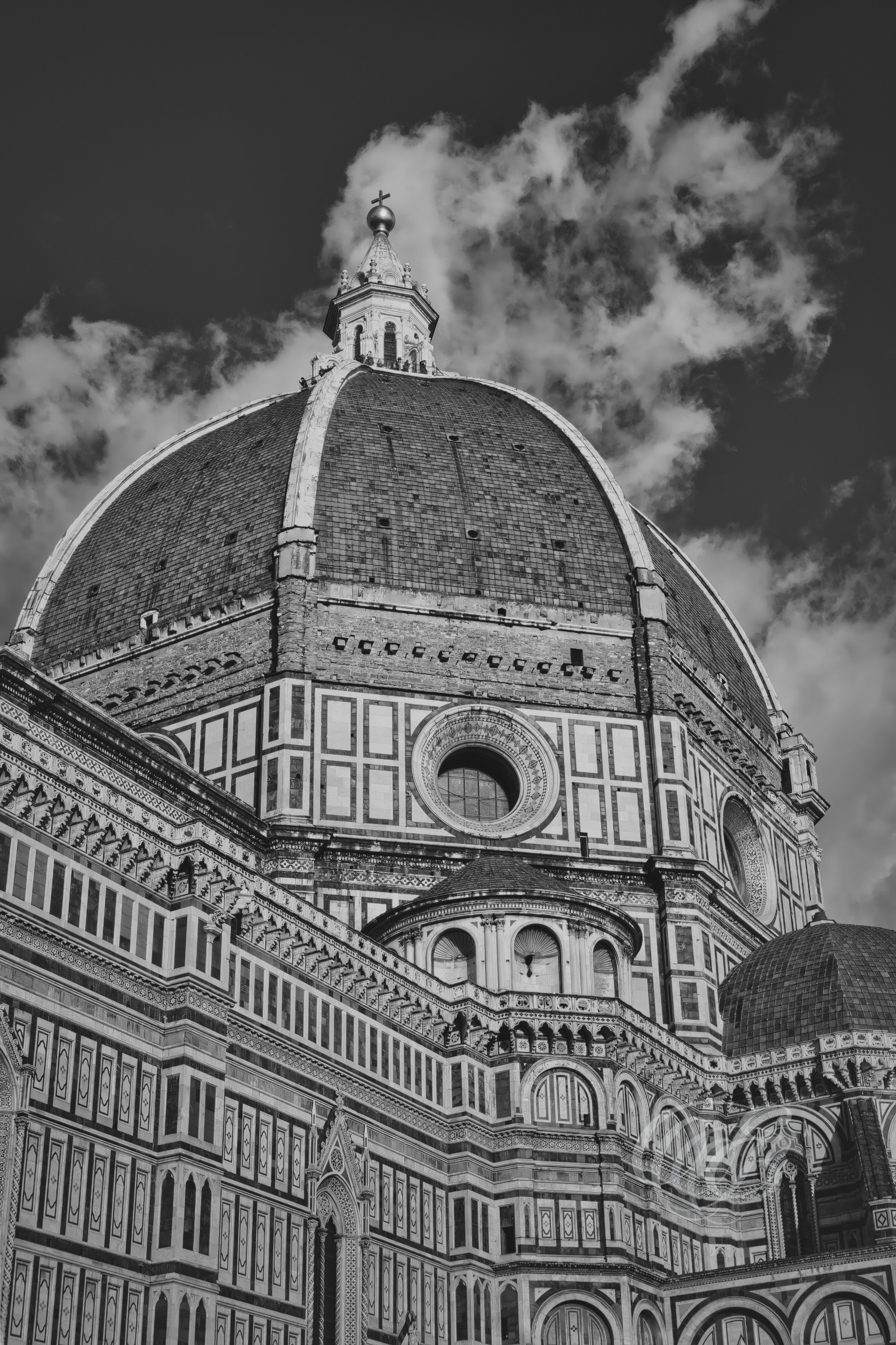 ITALY – FLORENCE — Brunelleschi’s Dome Perspective View Matte Black and White — Renaissance dome of Santa Maria del Fiore designed by Filippo Brunelleschi, showing architectural curvature and structural detail rising above Florence skyline, Florence, Italy — Eduardo Bartoli Photography.