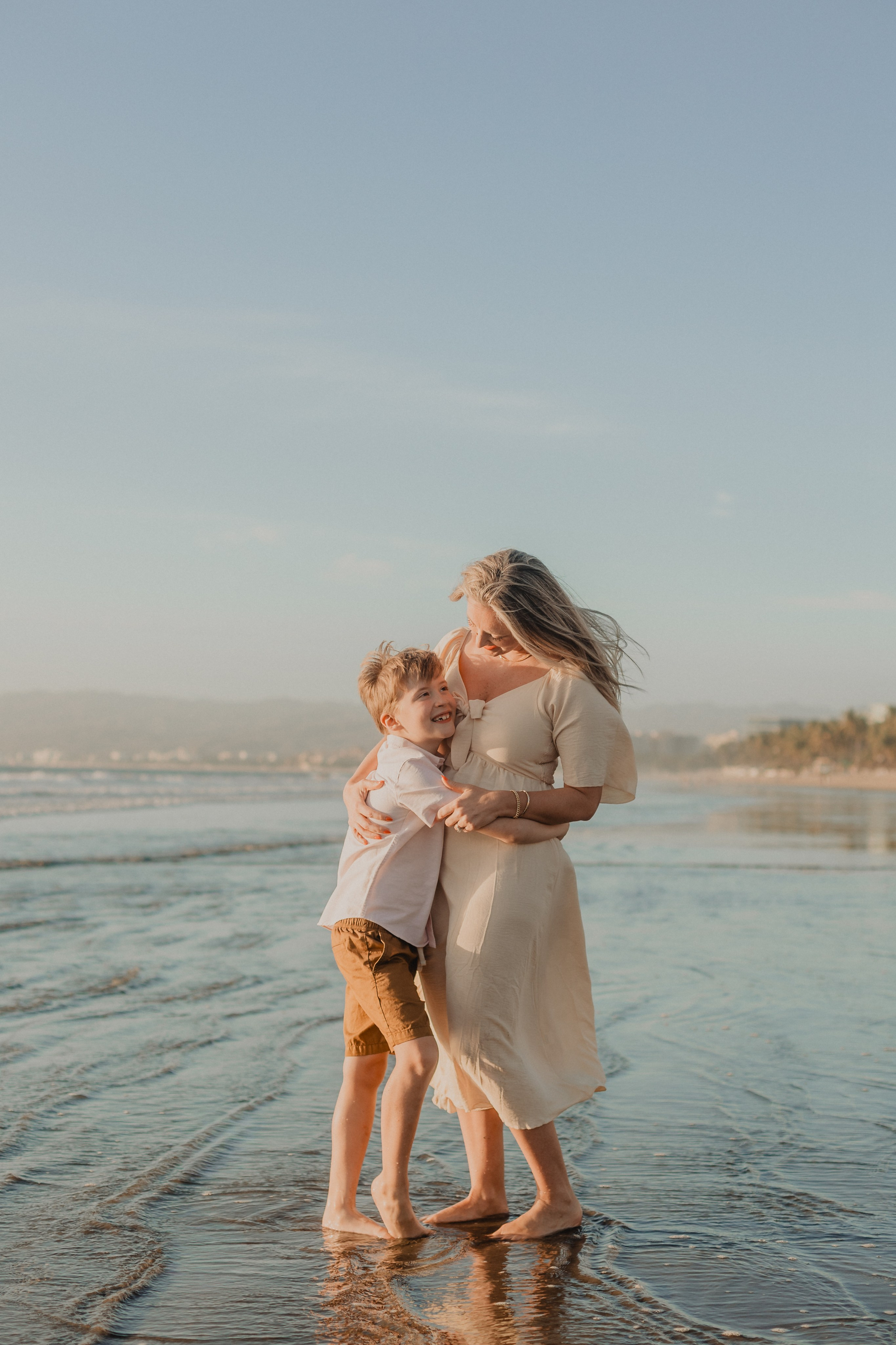 Laughter, Sand, and Sea: A Family Session in Nuevo Vallarta. Fotógrafo de Bodas en Puerto Vallarta y Riviera Nayarit | VL photo & film