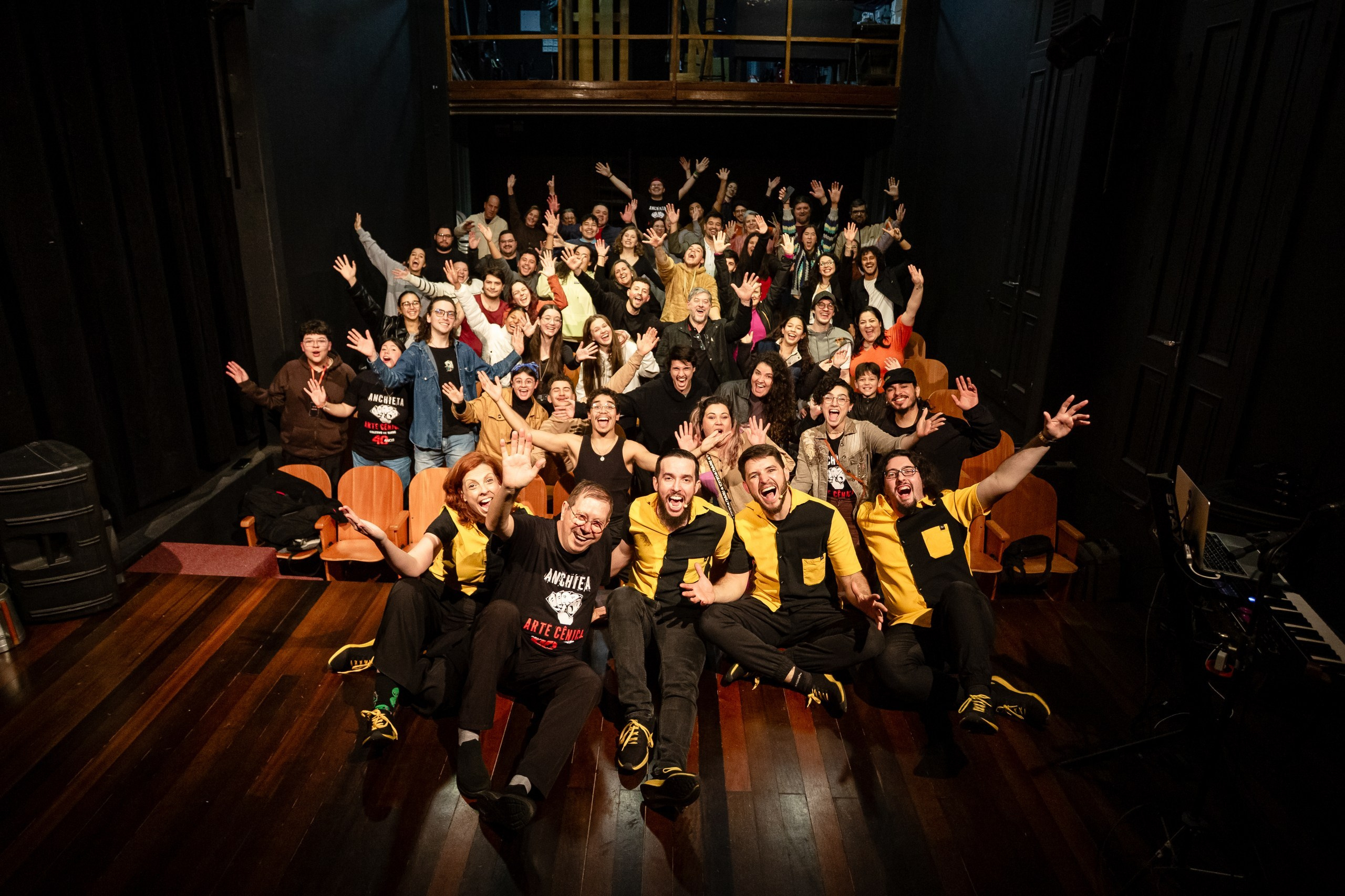 Fotografia de show dos Mequetrefes na Casa da Cultura Dide Brandão em Itajaí