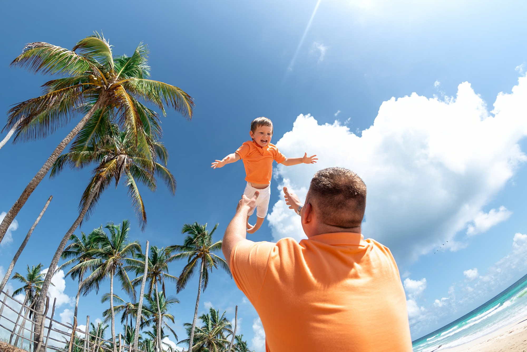 Ideia para ensaio fotográfico em família com criança em uma praia de areia em Punta Cana, República Dominicana.