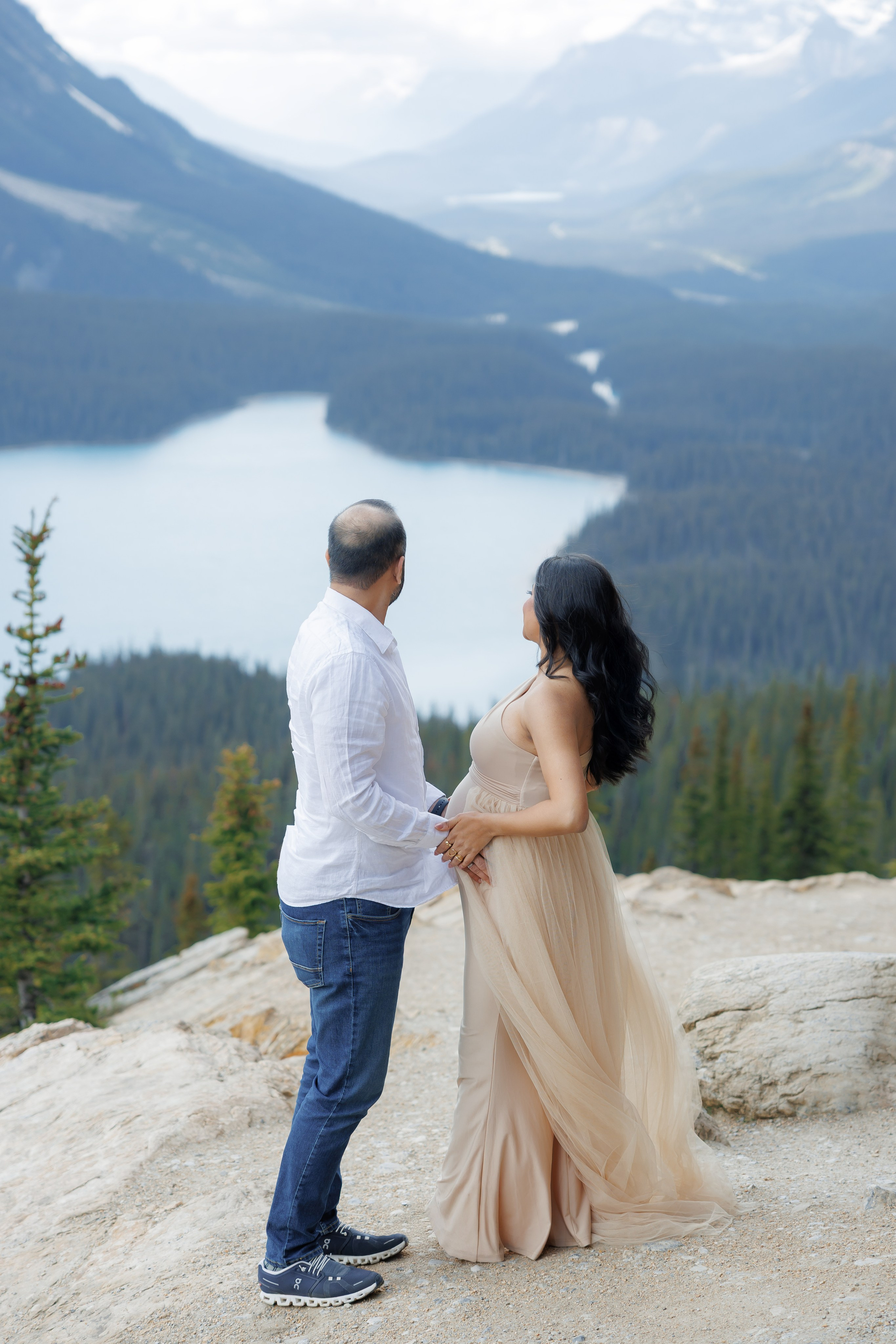 Mountain maternity shoot. Photographer Elvira Hryshchenko