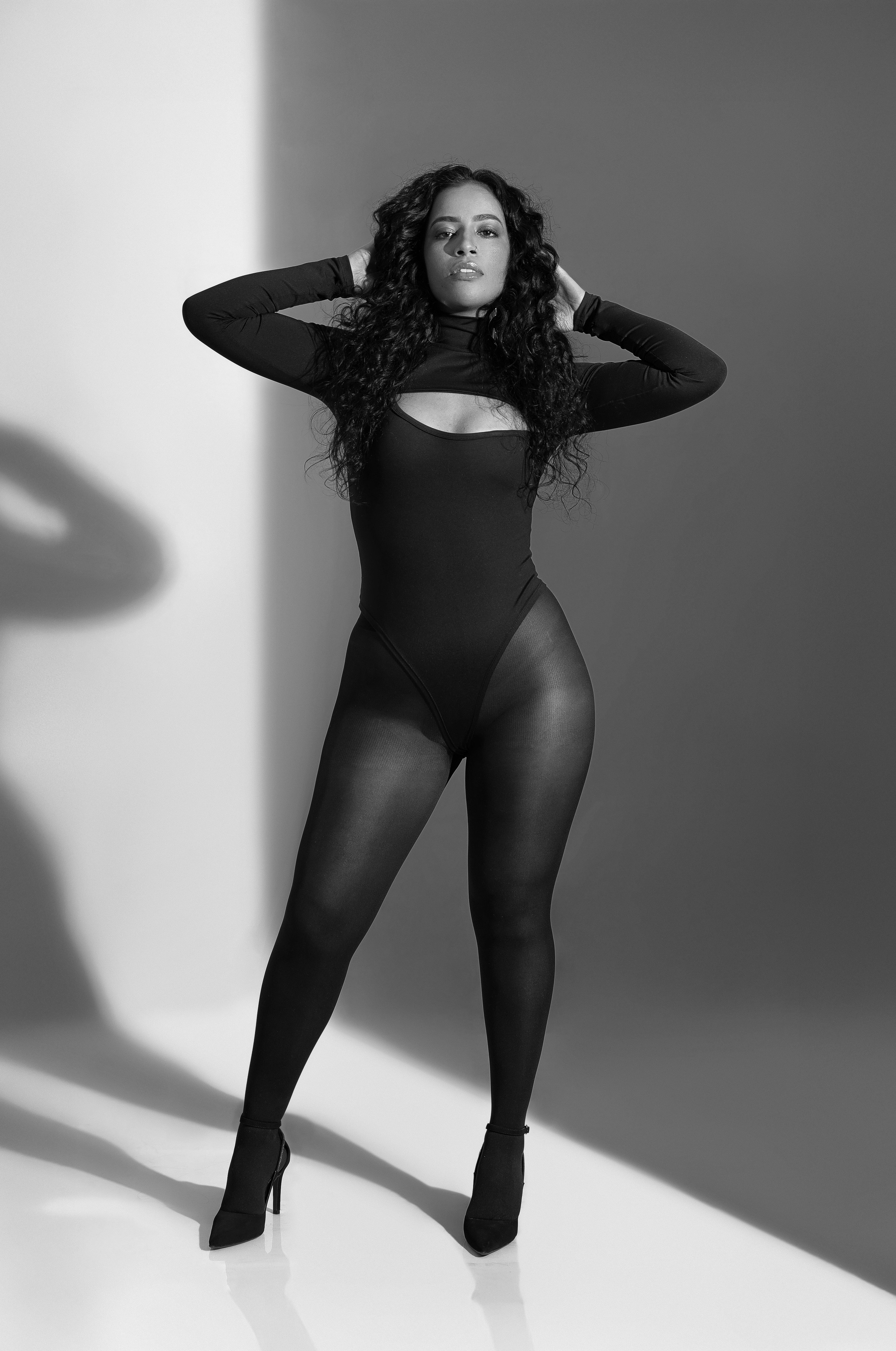 Fotografia pessoal em estúdio em São Paulo para quem deseja se enxergar de uma nova forma. Retratos femininos que valorizam autoestima, personalidade e autenticidade.