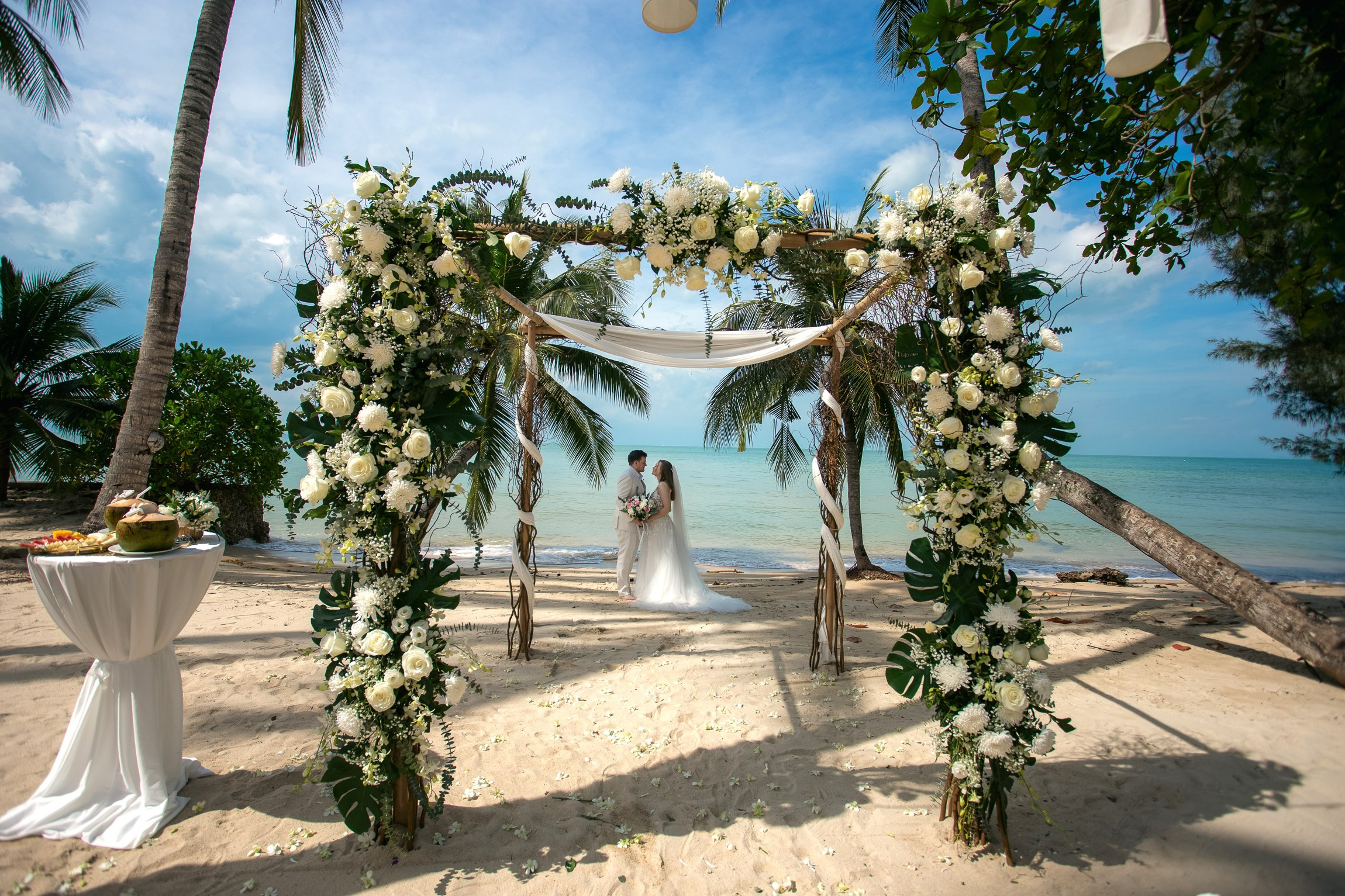 Wedding on the beach. Mariage à Koh Samui, en Thaïlande. Whatsapp: +66 94 3 650 301