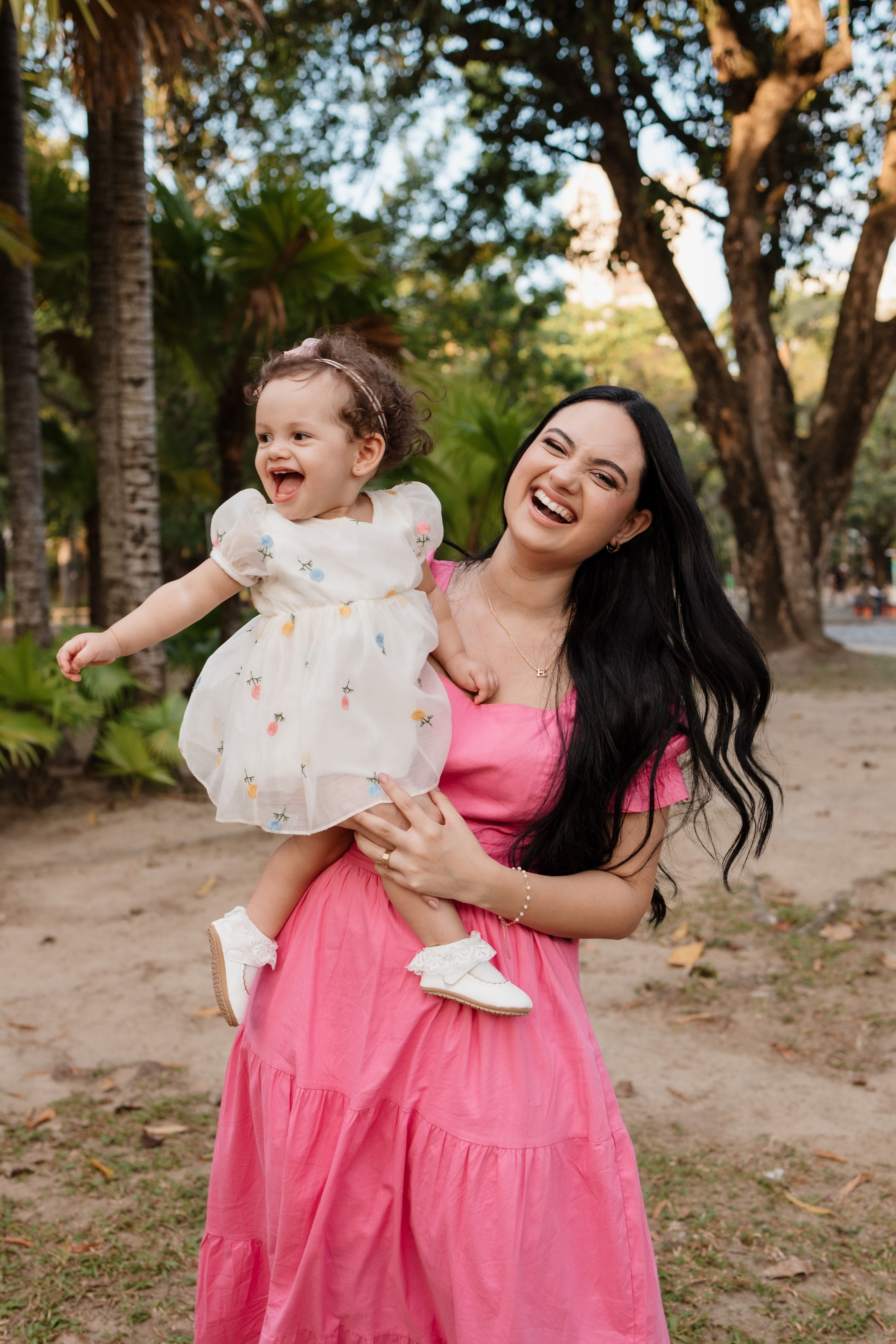 Mãe segurando bebê de 1 ano durante ensaio afetivo