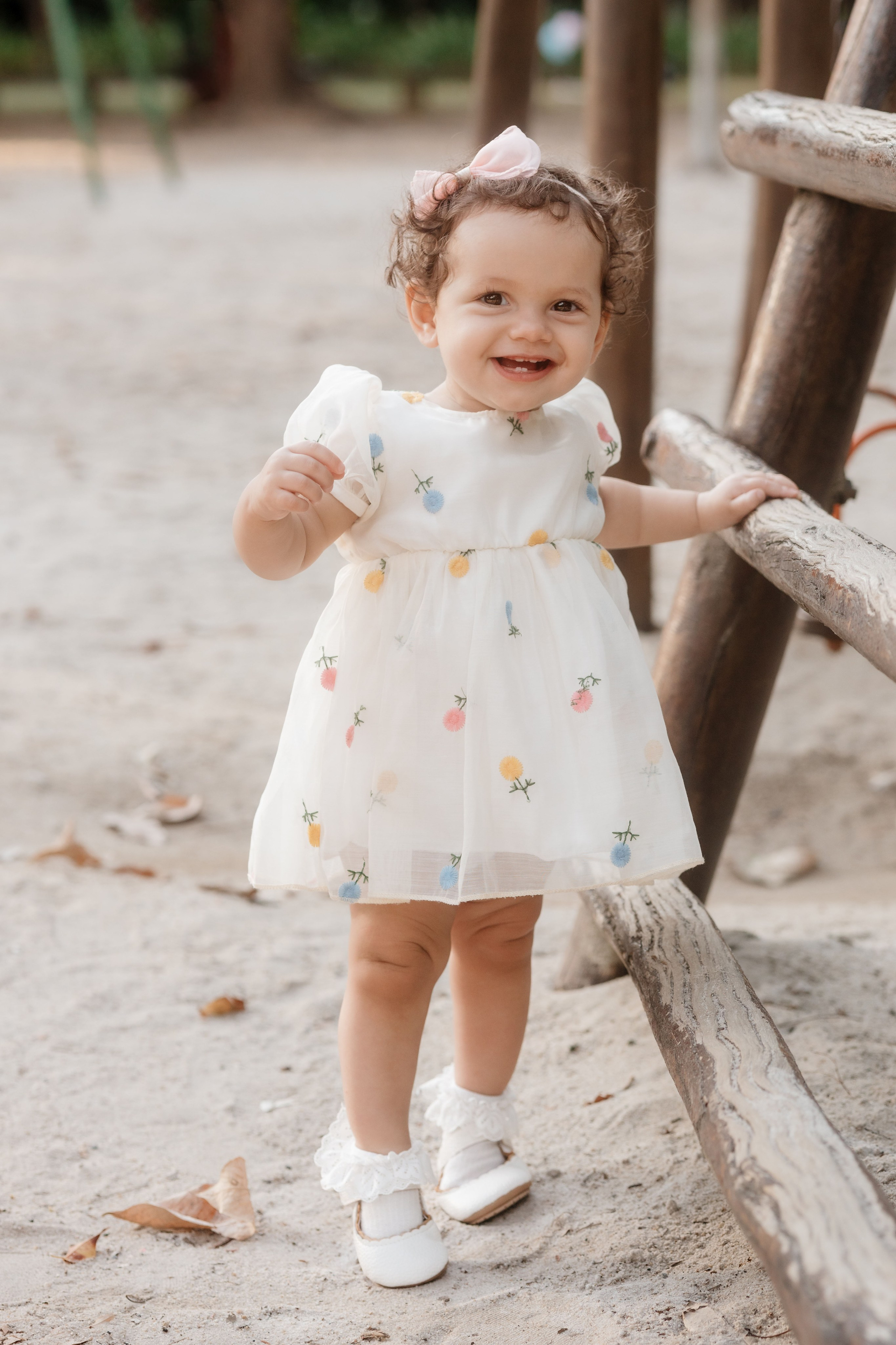 Bebê brincando no parque em ensaio de 1 ano