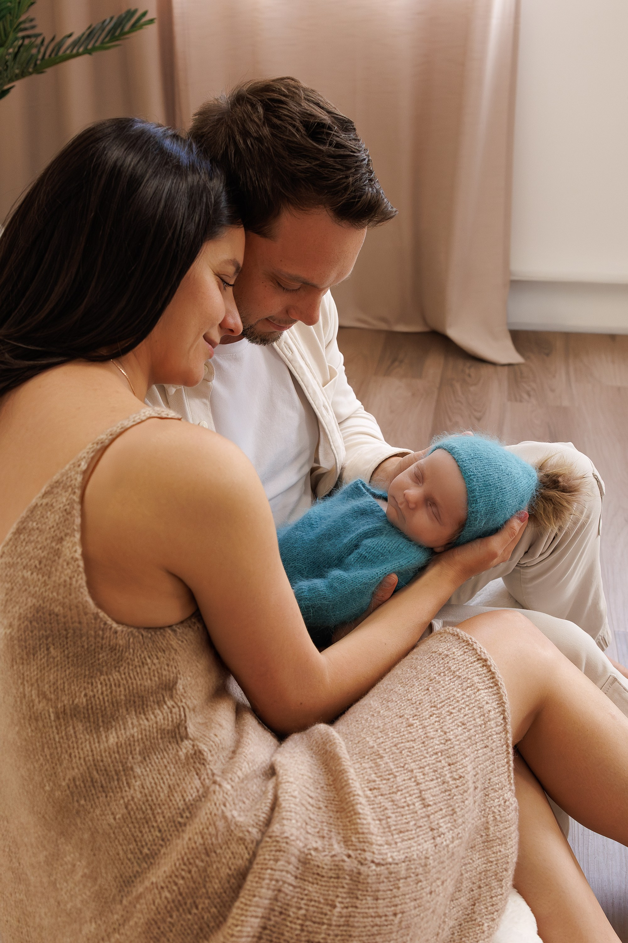 NEWBORN. Je suis photographe portraitiste et je réalise des portraits à toutes les étapes de votre vie! Bienvenue dans mon studio à Westmount, Qc