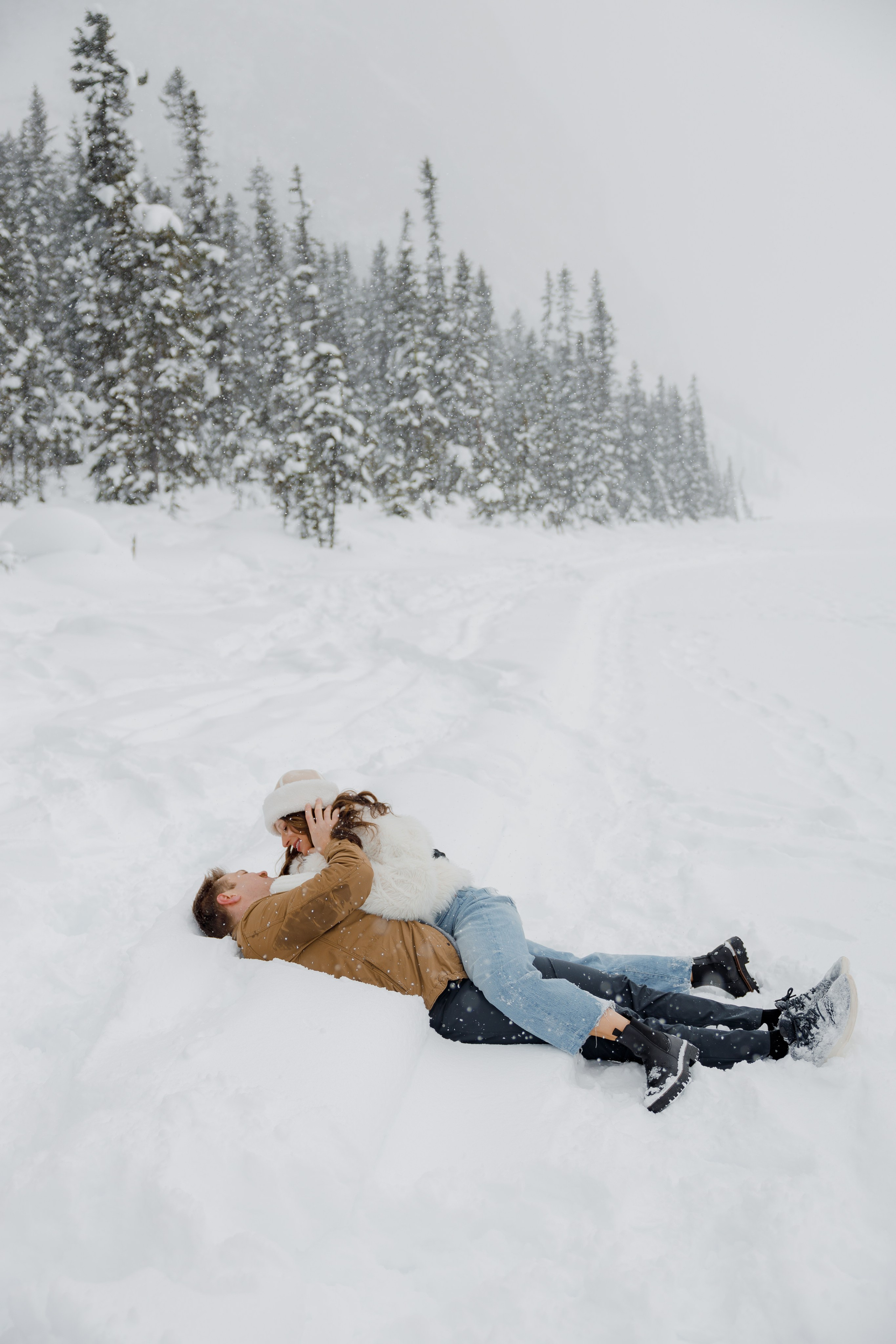 Lake Louise engagement session. Photographer Elvira Hryshchenko
