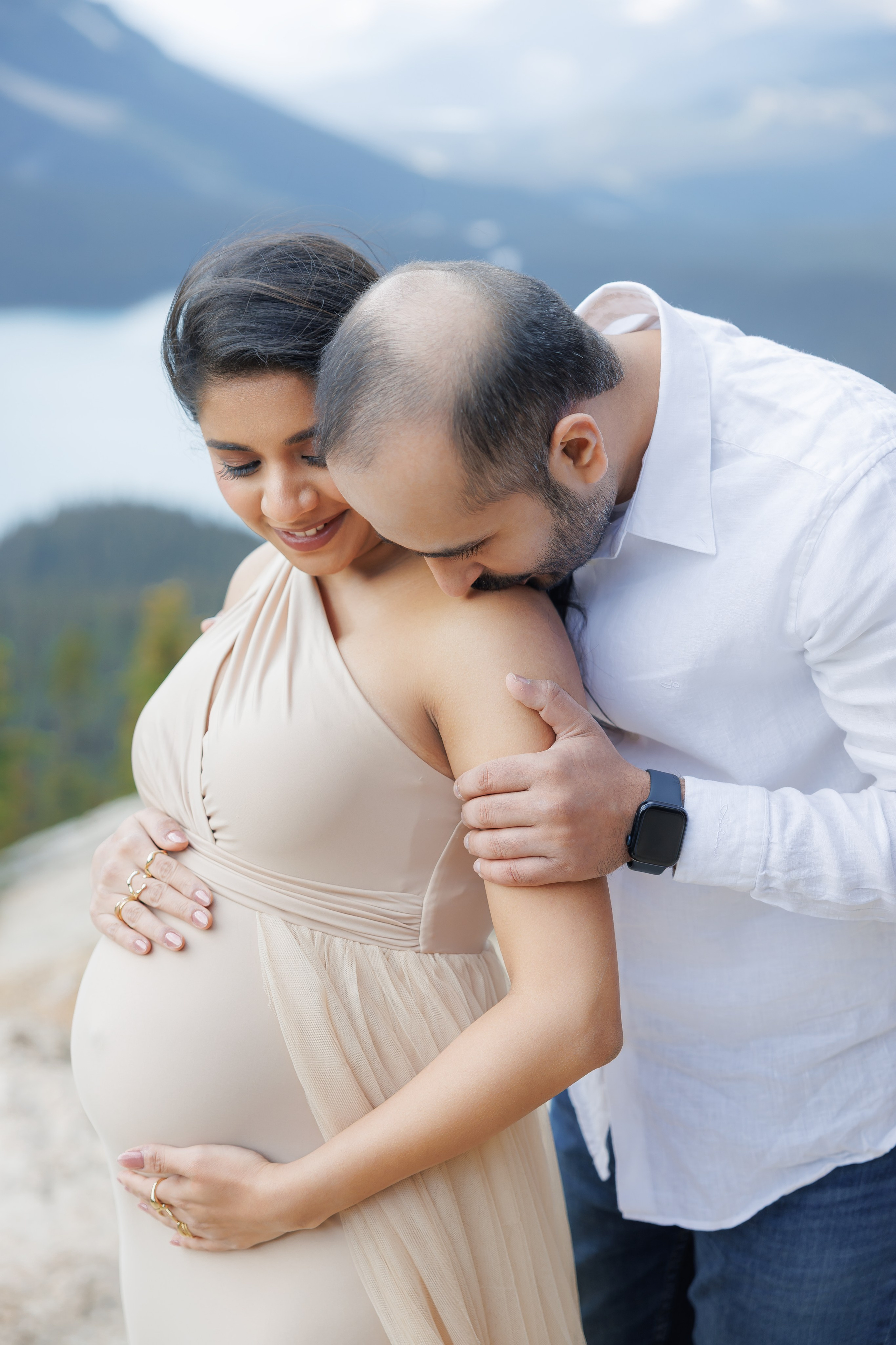 Mountain maternity shoot. Photographer Elvira Hryshchenko