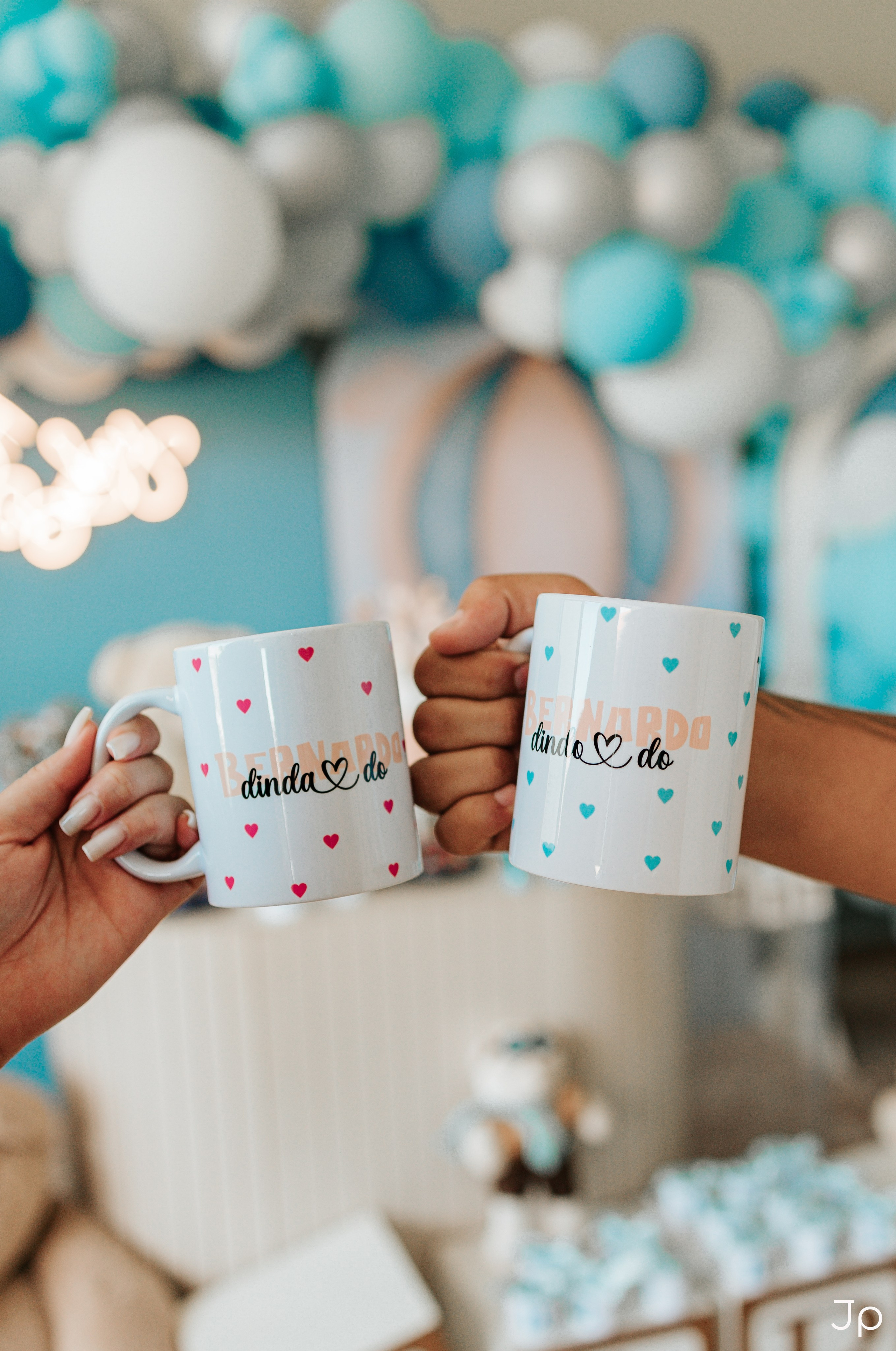 Brinde com canecas personalizadas durante o chá de bebê em Barra Bonita.