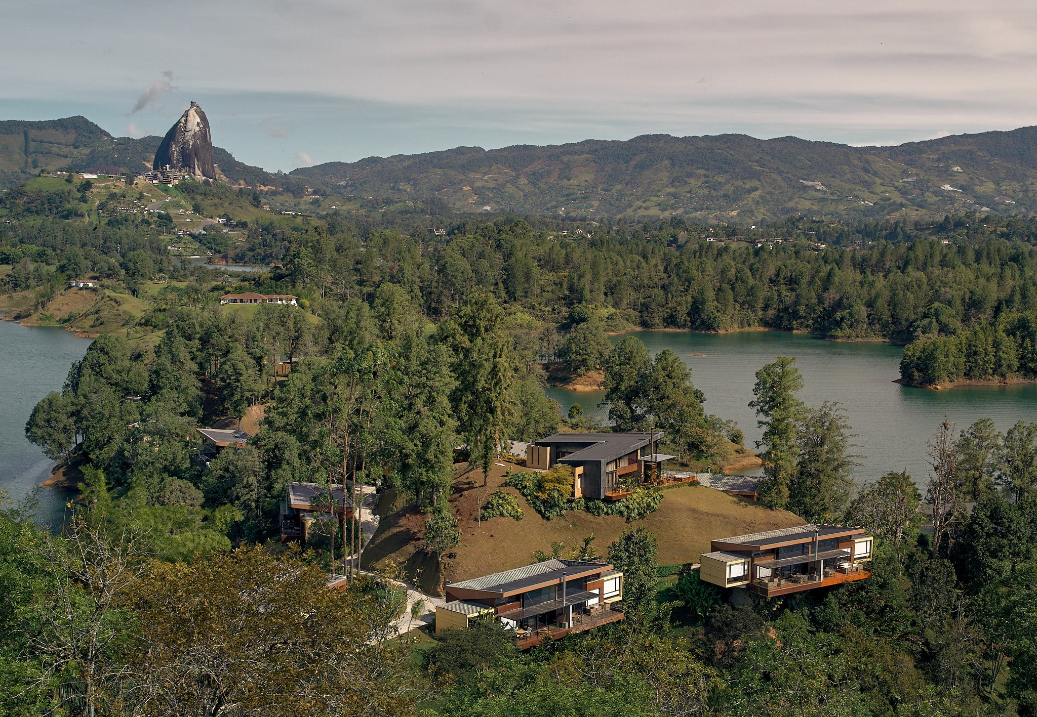 Fotografía arquitectura e interiorismo Vista panorámica con Piedra El Peñol con Cabañas Luxé, Represa El Peñol en el municipio de Guatapé, Antioquia. Diseño Vicaría Arquitectura