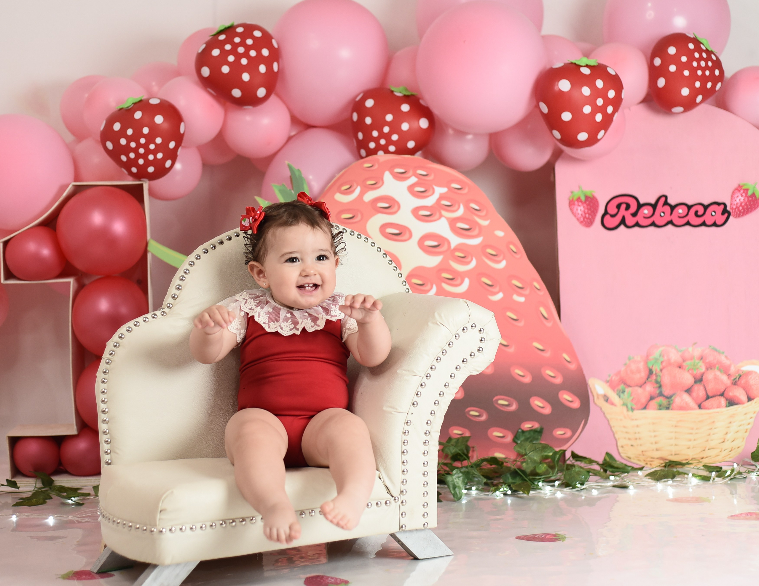 Sesión 1er año de Rebeca. Temática: Frutillita + Mini Sesión Navideña. Fotografo de casamiento en misiones y fotógrafo de familia  Posadas
