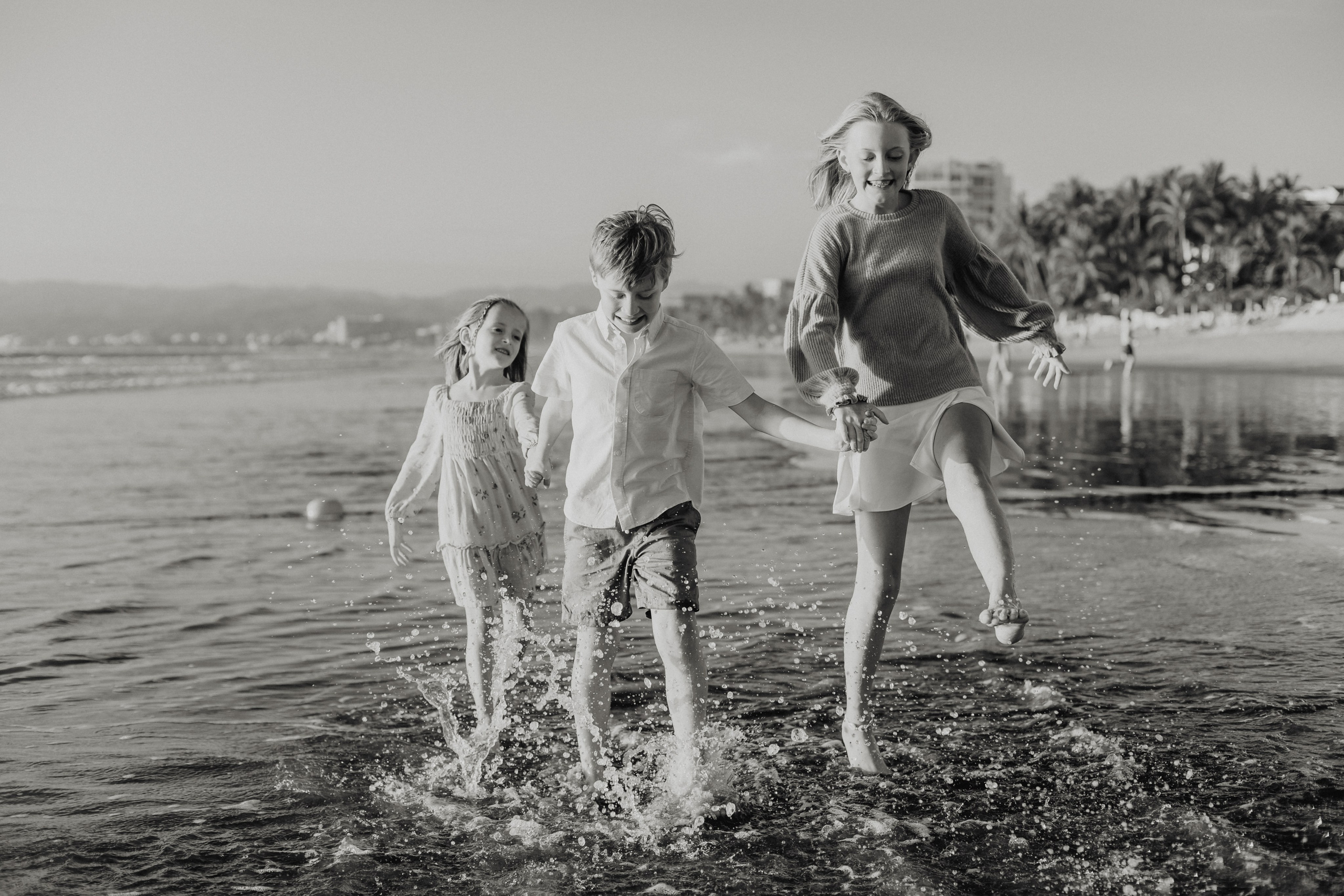 Laughter, Sand, and Sea: A Family Session in Nuevo Vallarta. Fotógrafo de Bodas en Puerto Vallarta y Riviera Nayarit | VL photo & film