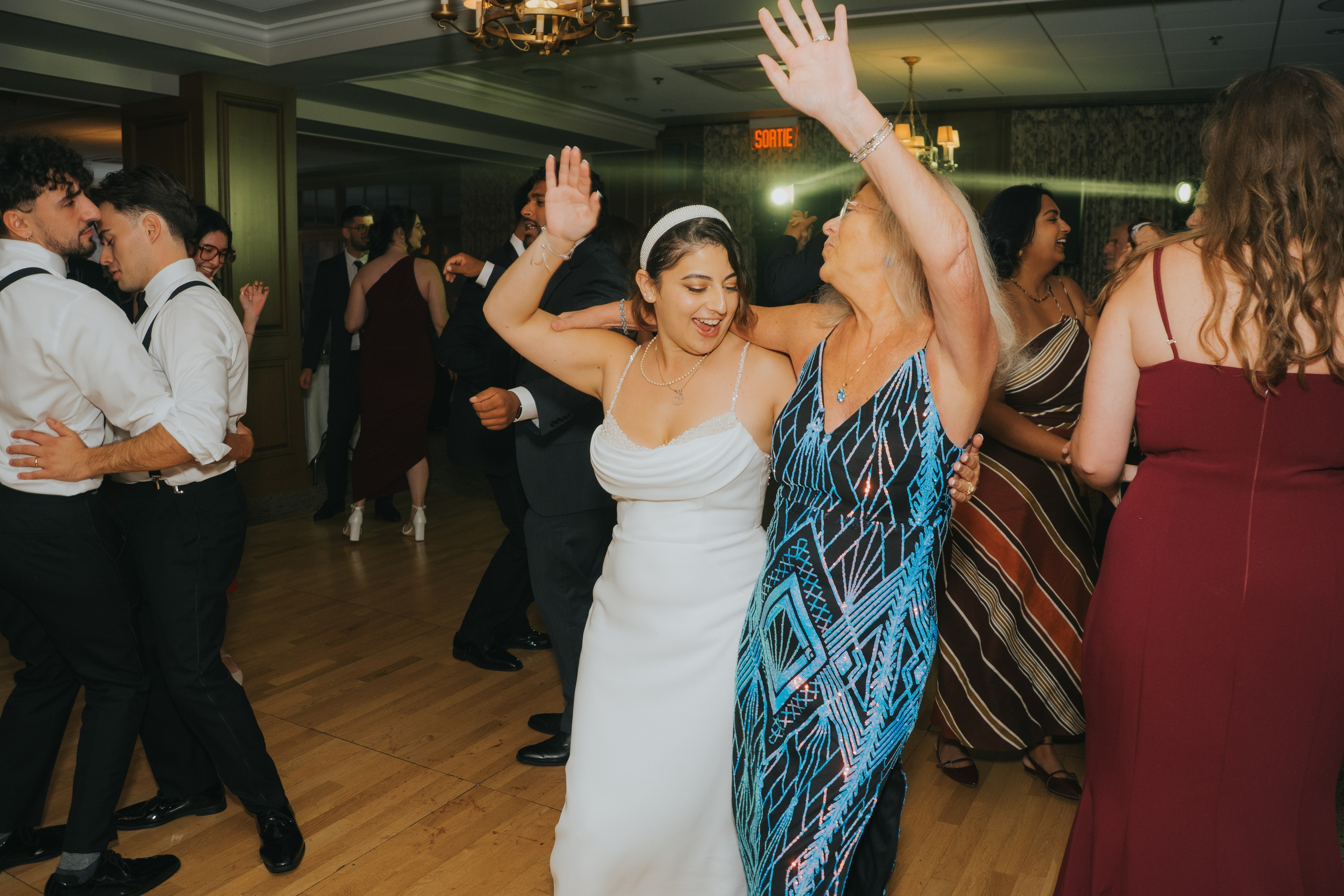 Wedding of Cassandra and Loïc in Beaconsfield, Montreal. Montreal Wedding Photographer — Muriel Oe Photo