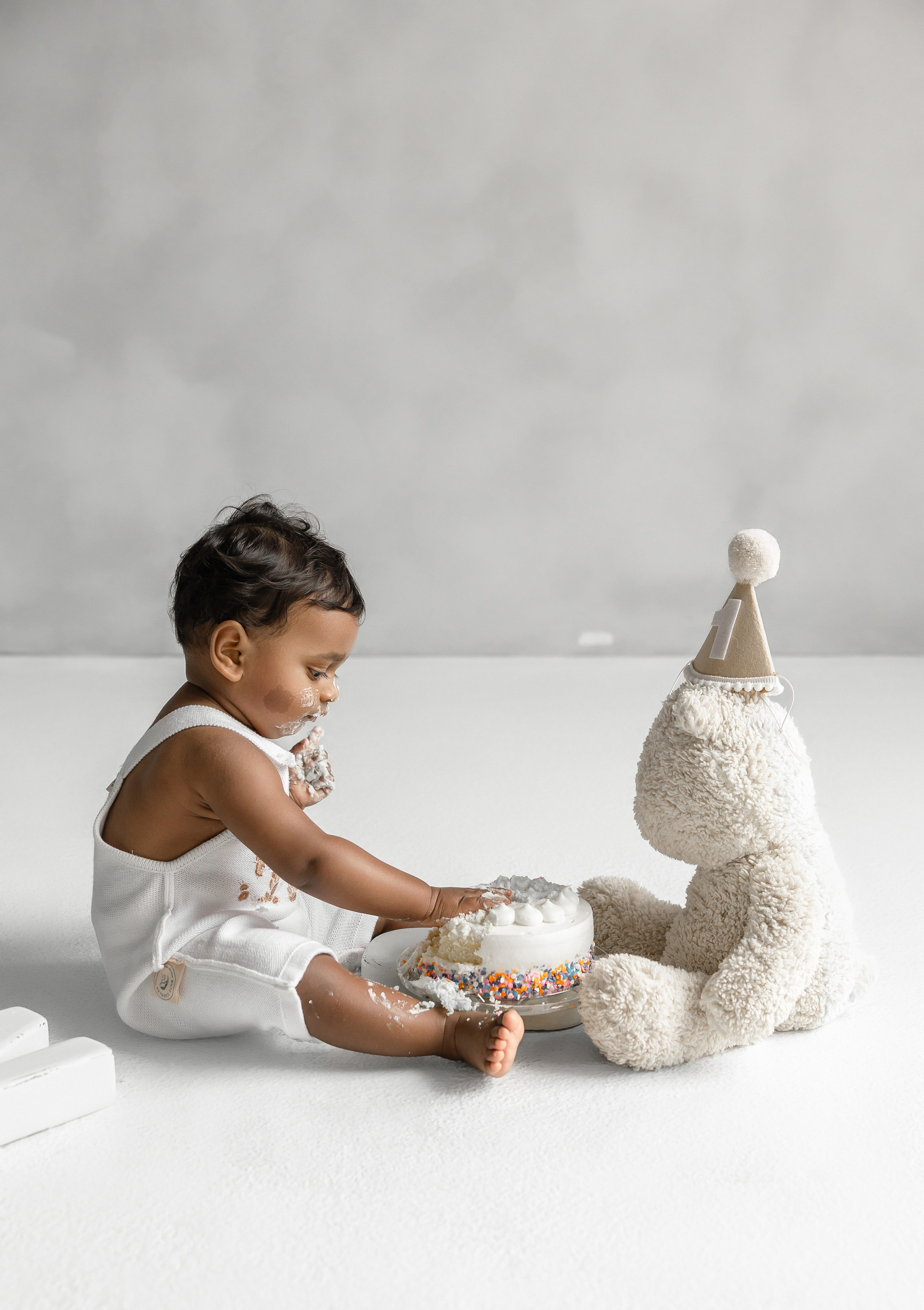 Baby Cake Smash Photographer in Toronto. Iana Banana | Toronto Maternity, Newborn & Family Photographer